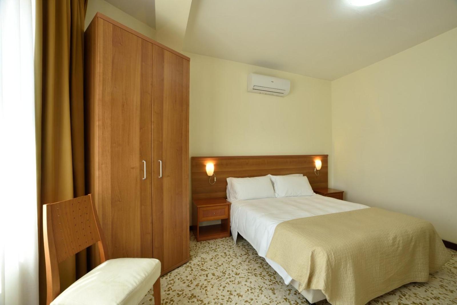Double Room with Private Bathroom - Photo 2