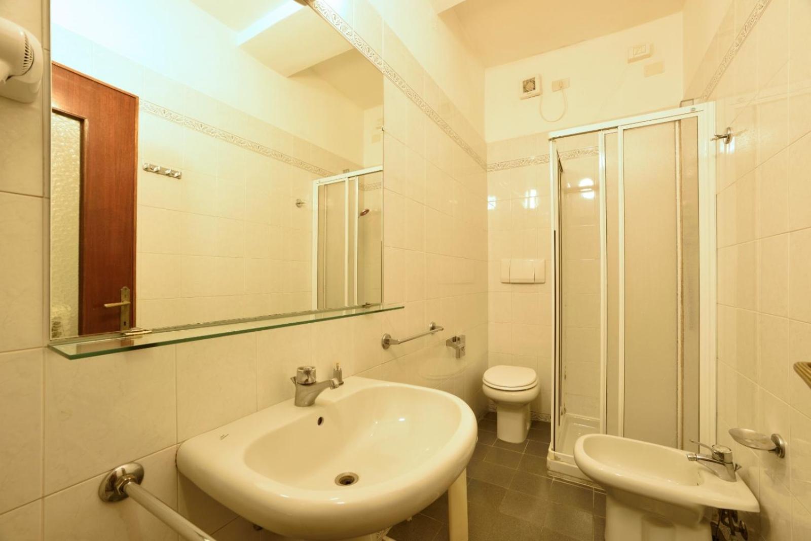 Double Room with Private Bathroom - Photo 15