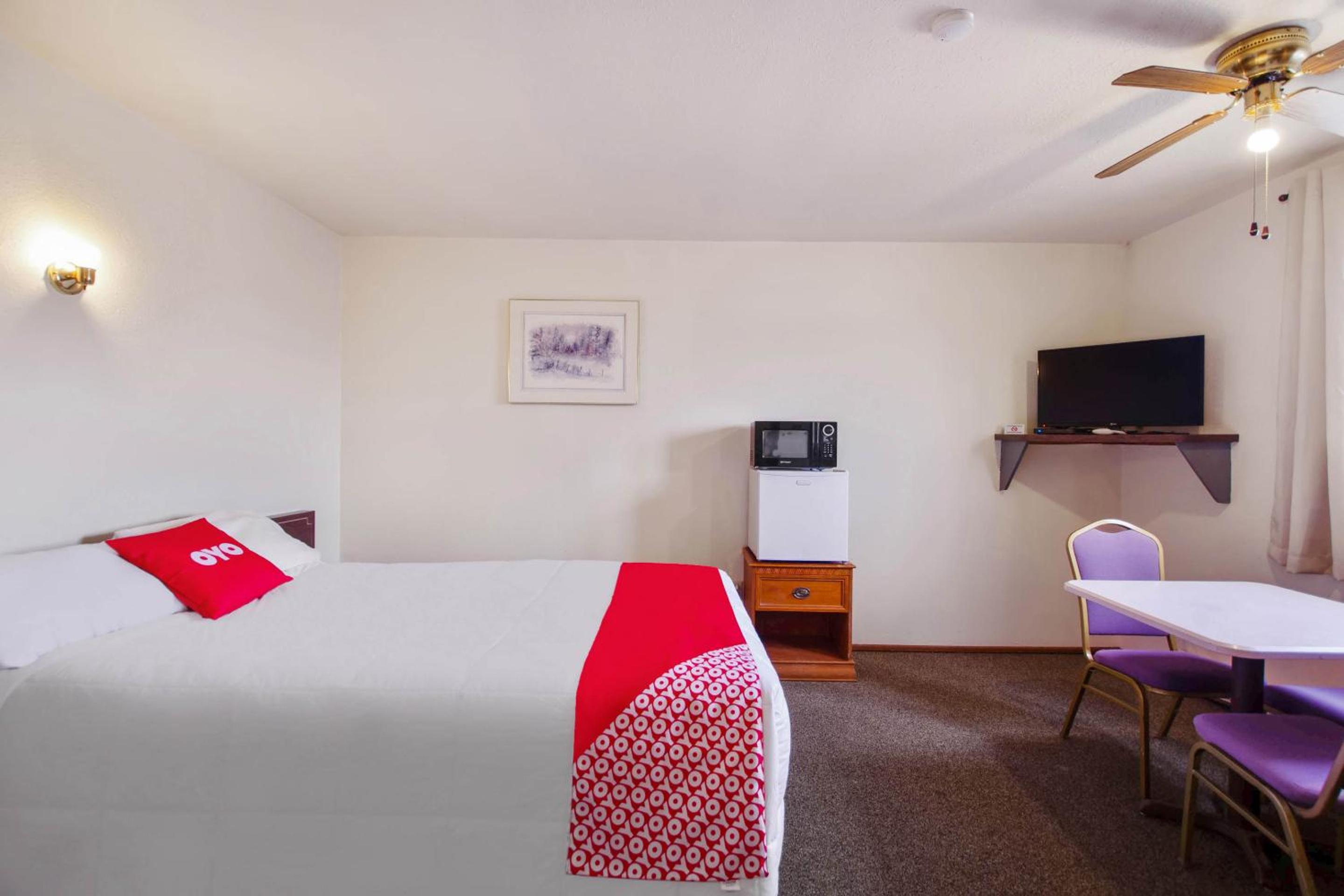 Queen Room photo 2