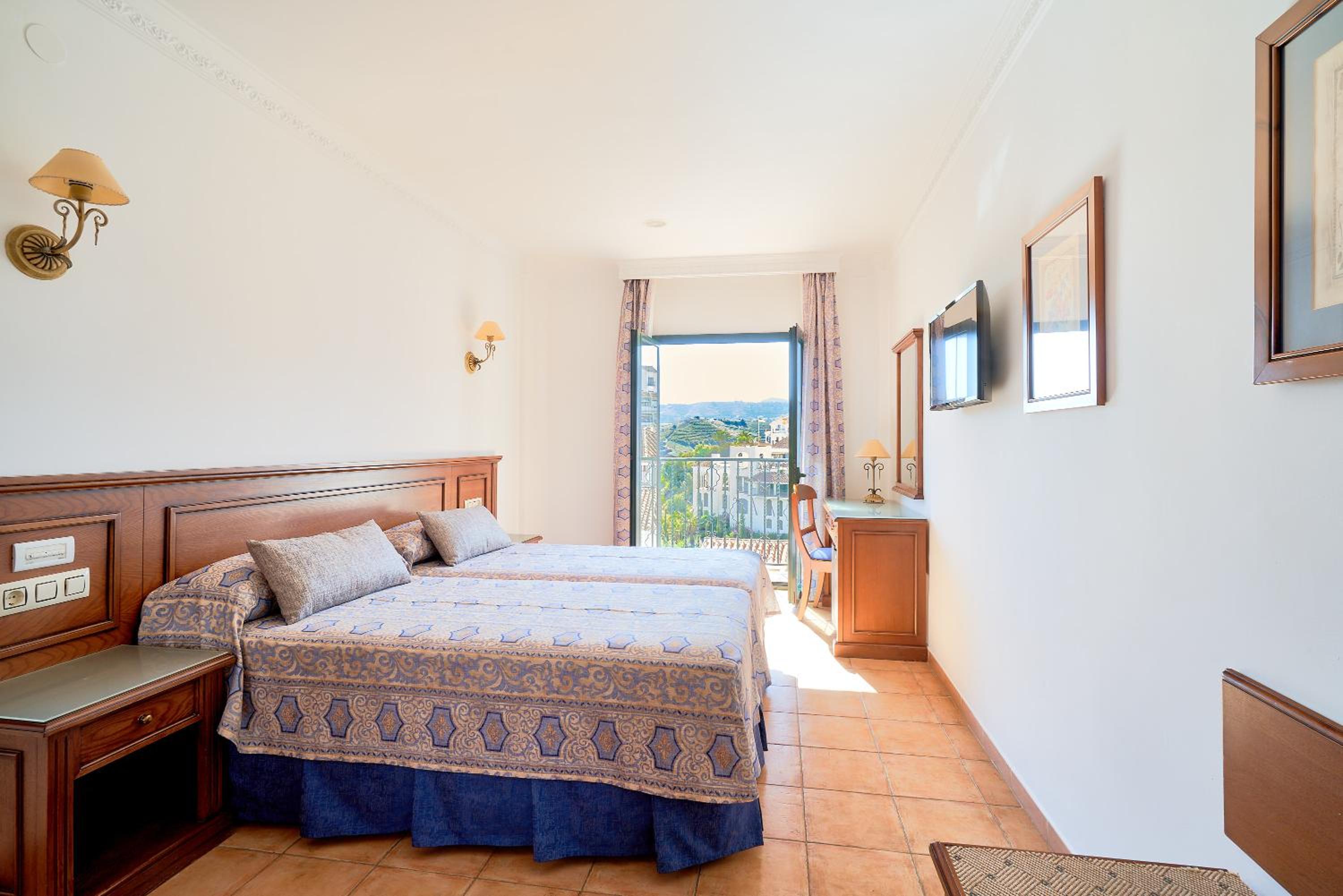 Classic Room with French Balcony - Photo 3