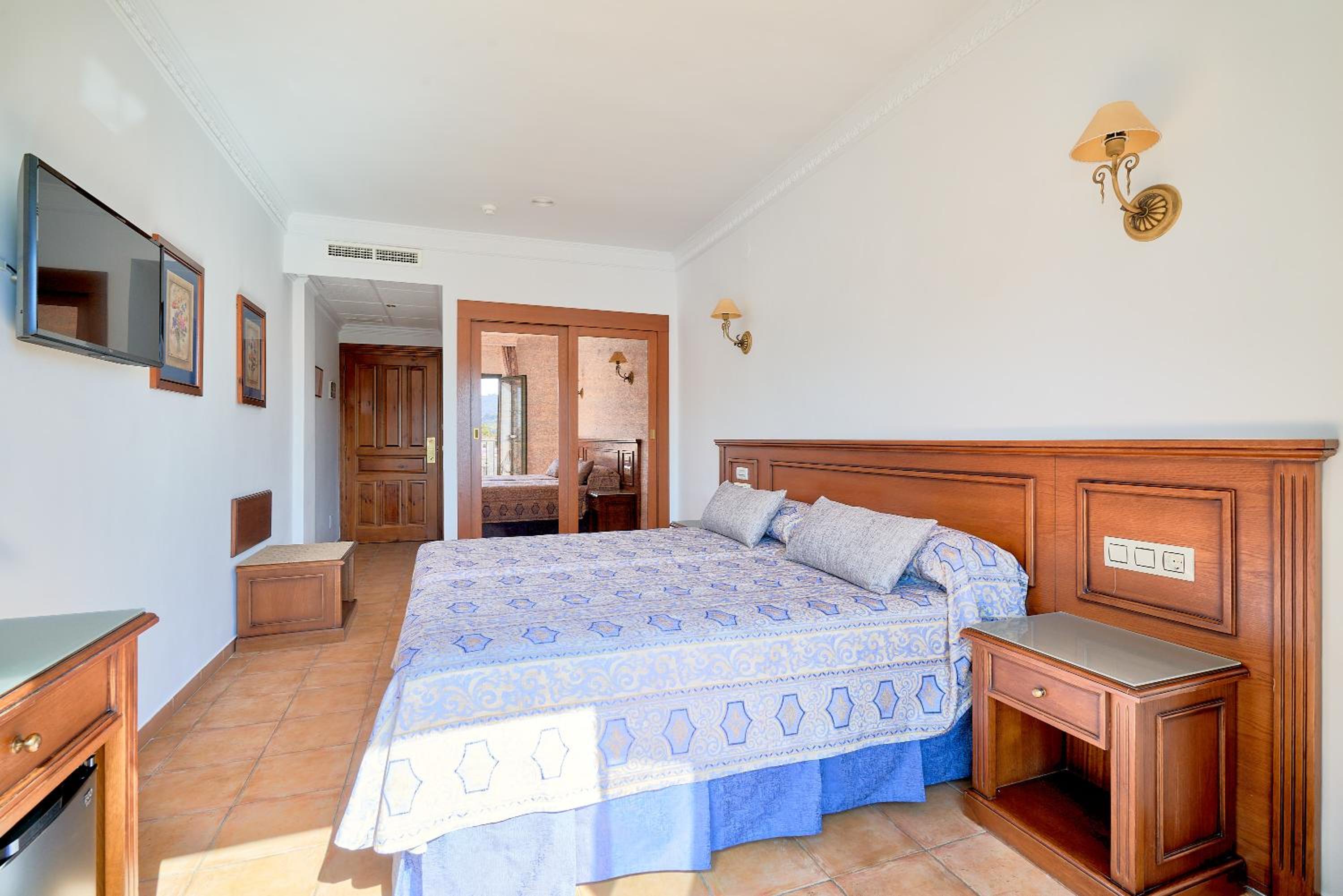 Classic Room with French Balcony - Photo 5