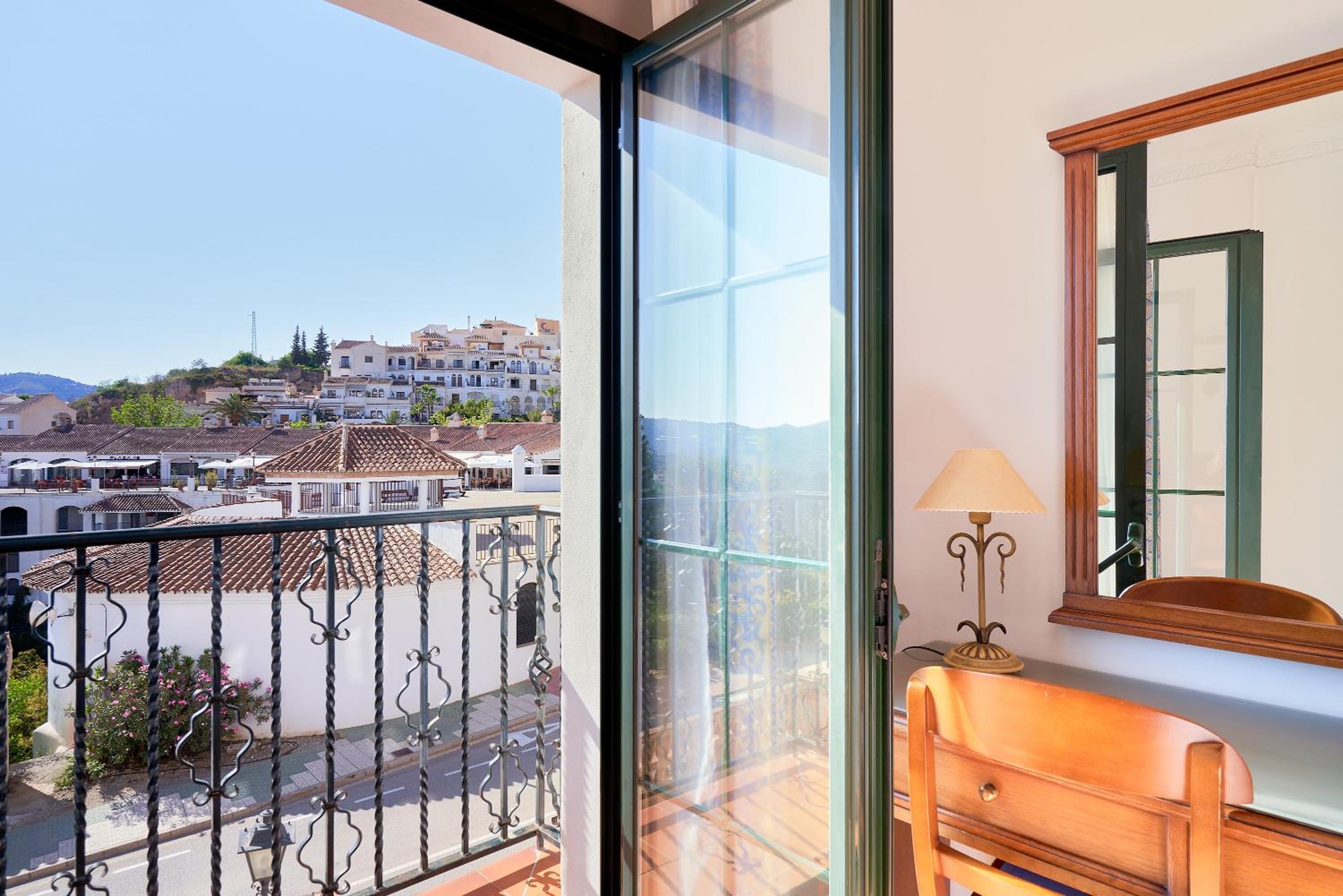 Classic Room with French Balcony - Photo 18