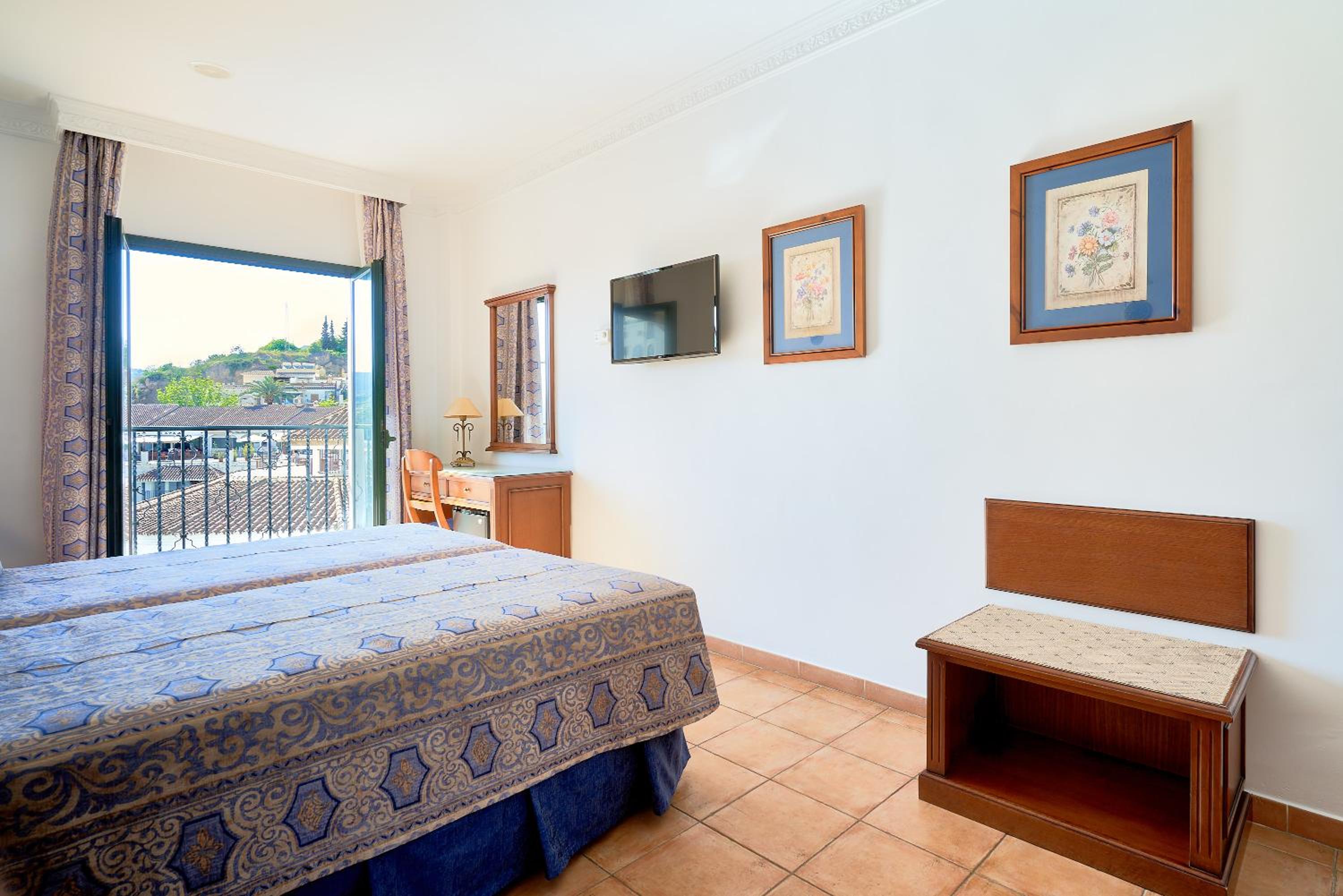 Classic Room with French Balcony - Photo 2