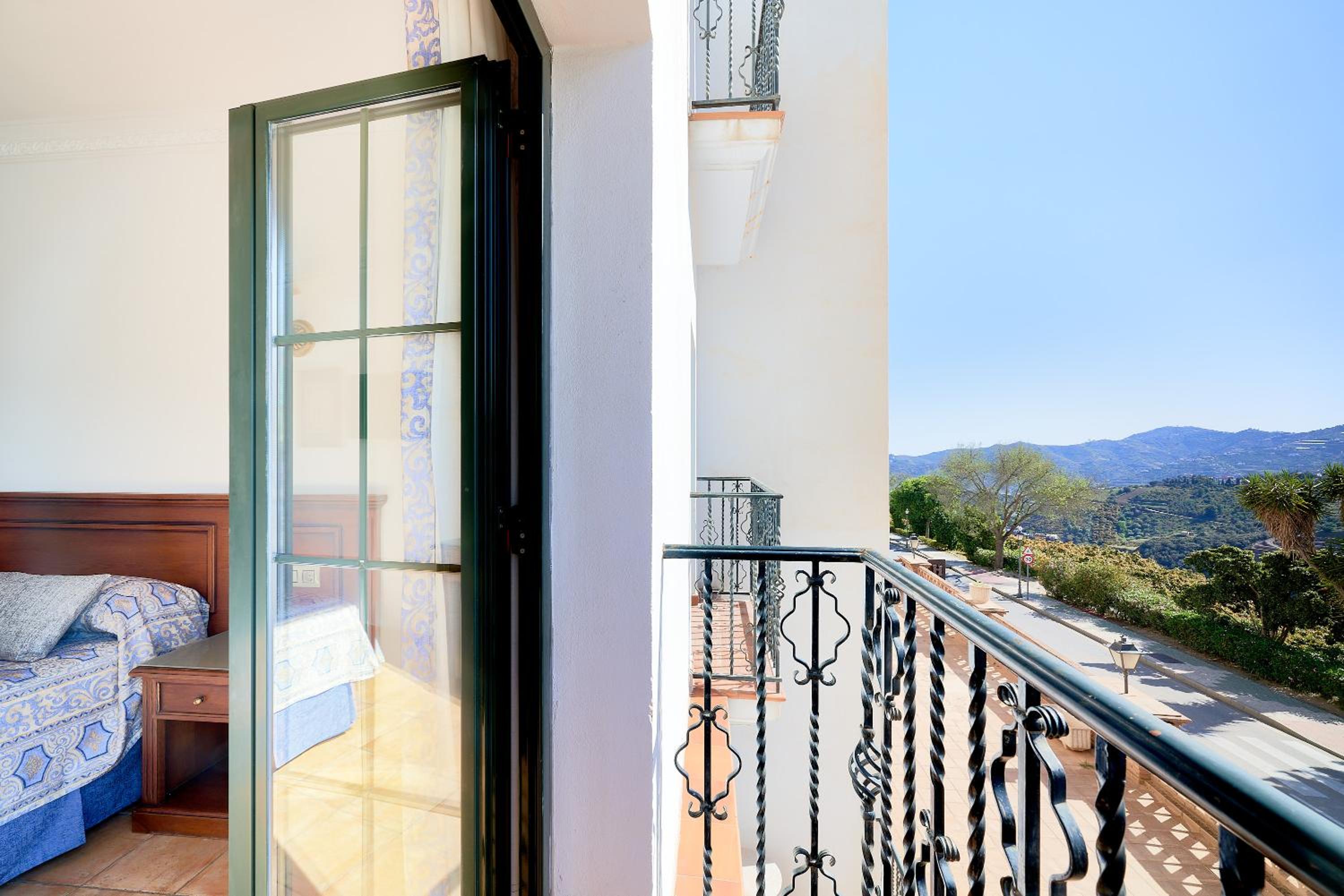 Classic Room with French Balcony - Photo 12