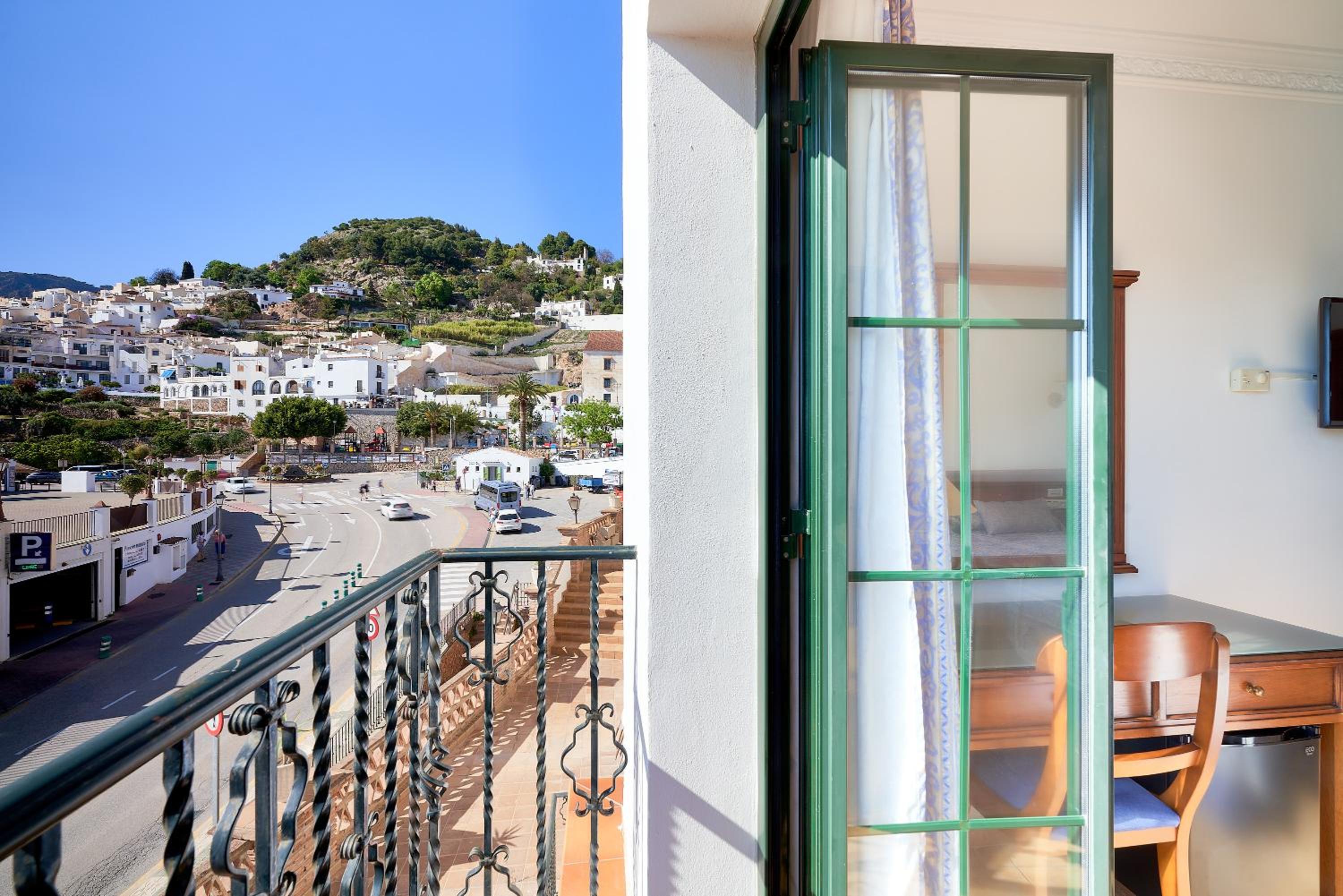 Classic Room with French Balcony - Photo 9