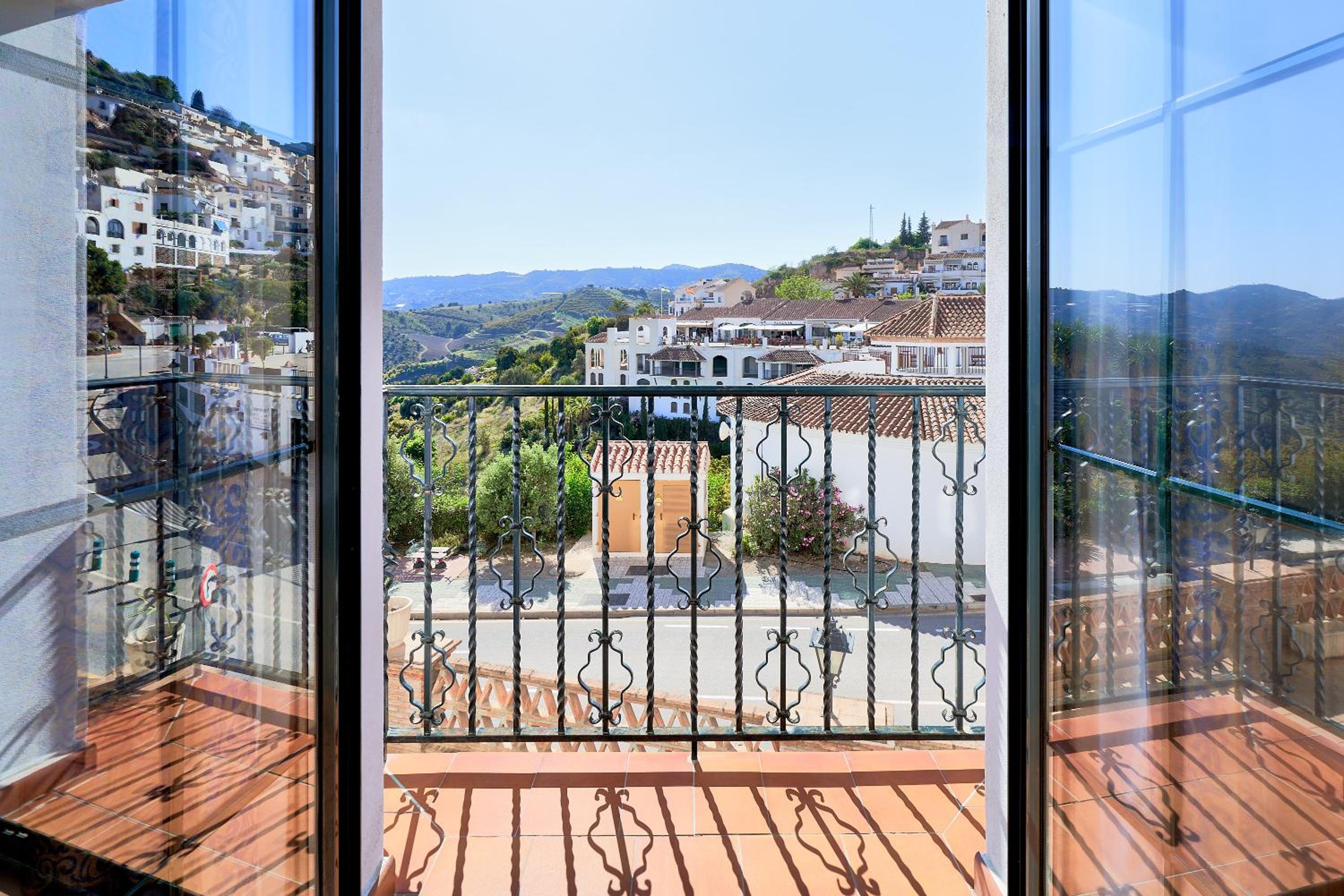 Classic Room with French Balcony - Photo 10