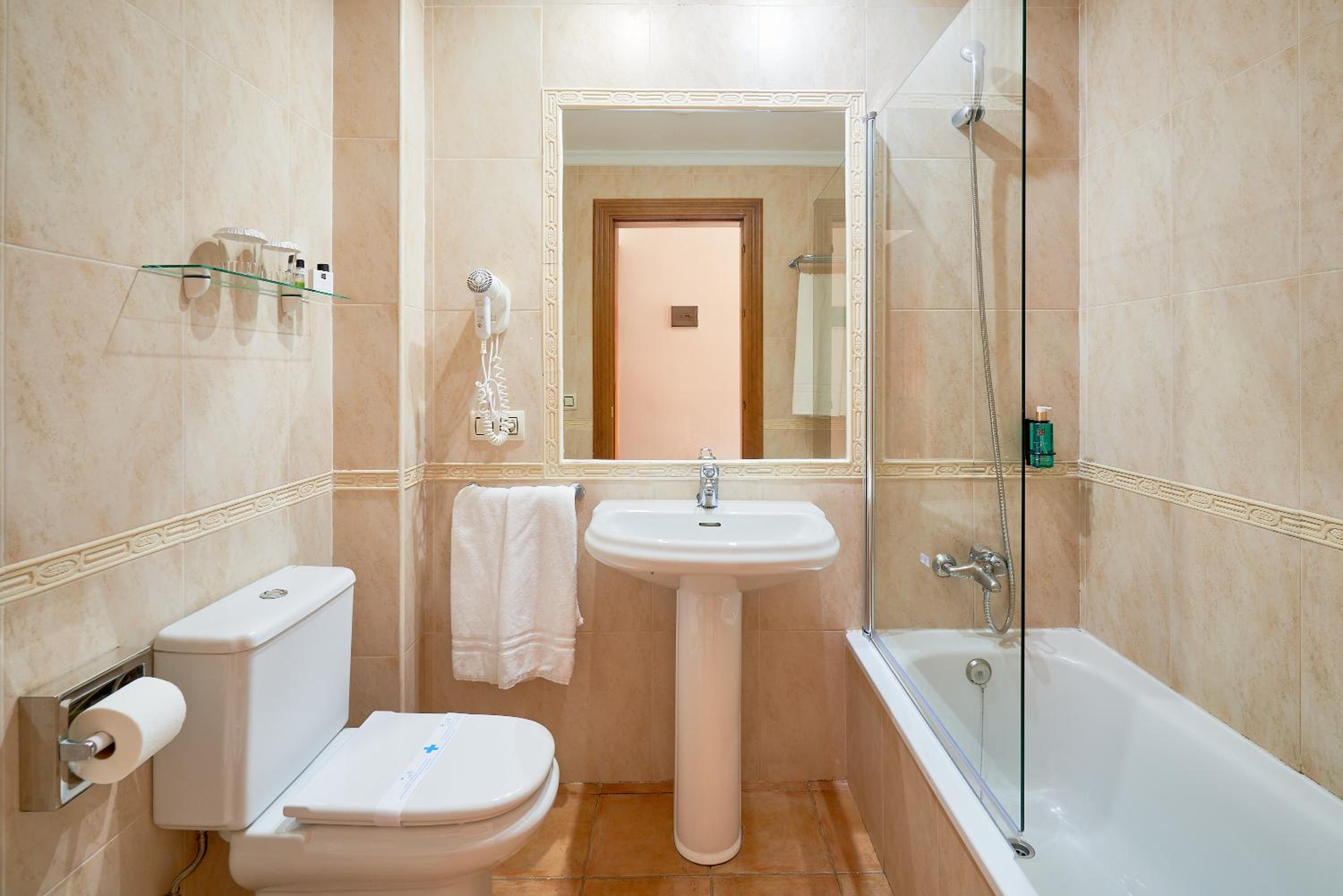 Comfort Room with Terrace - Photo 17