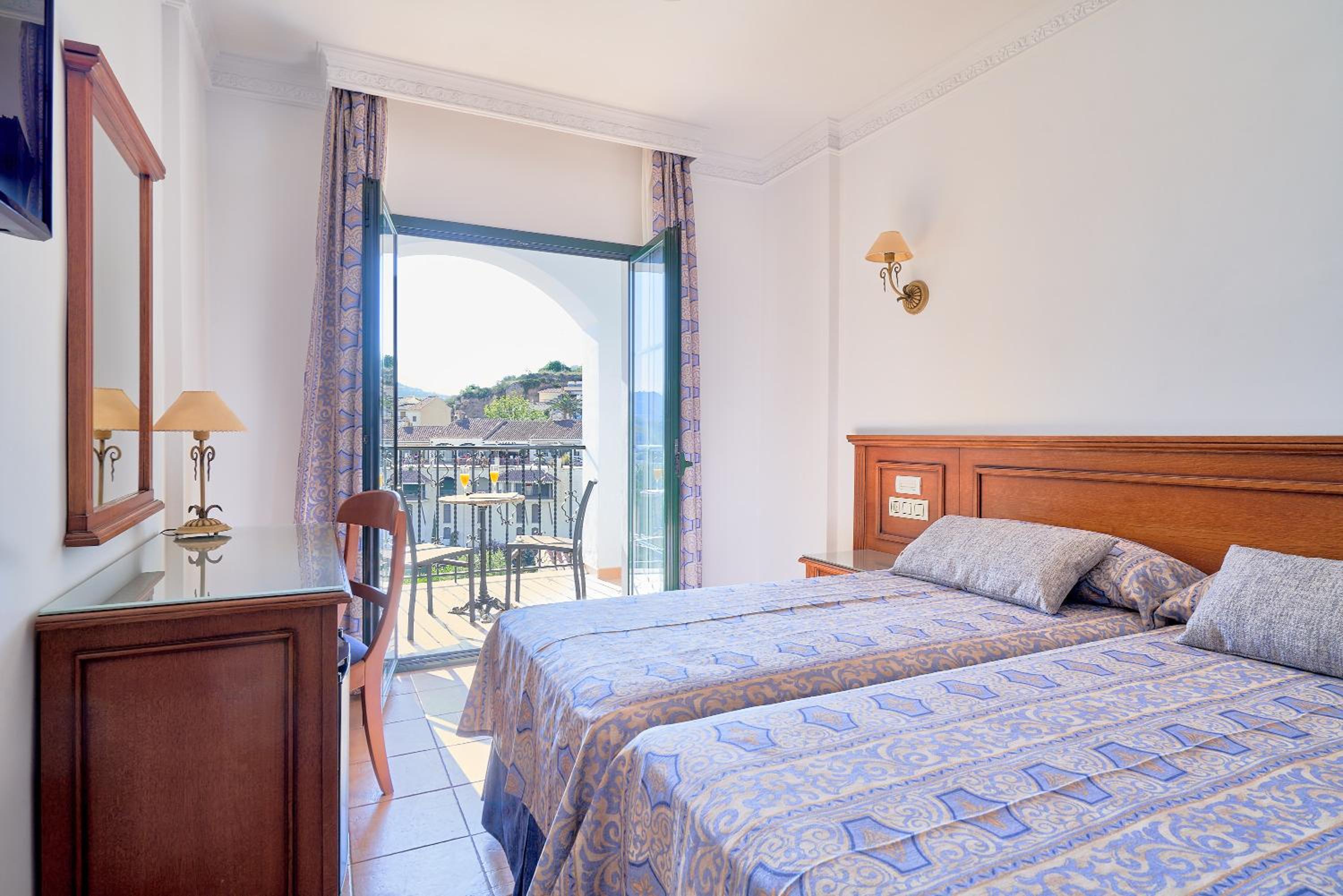 Comfort Room with Terrace - Photo 8