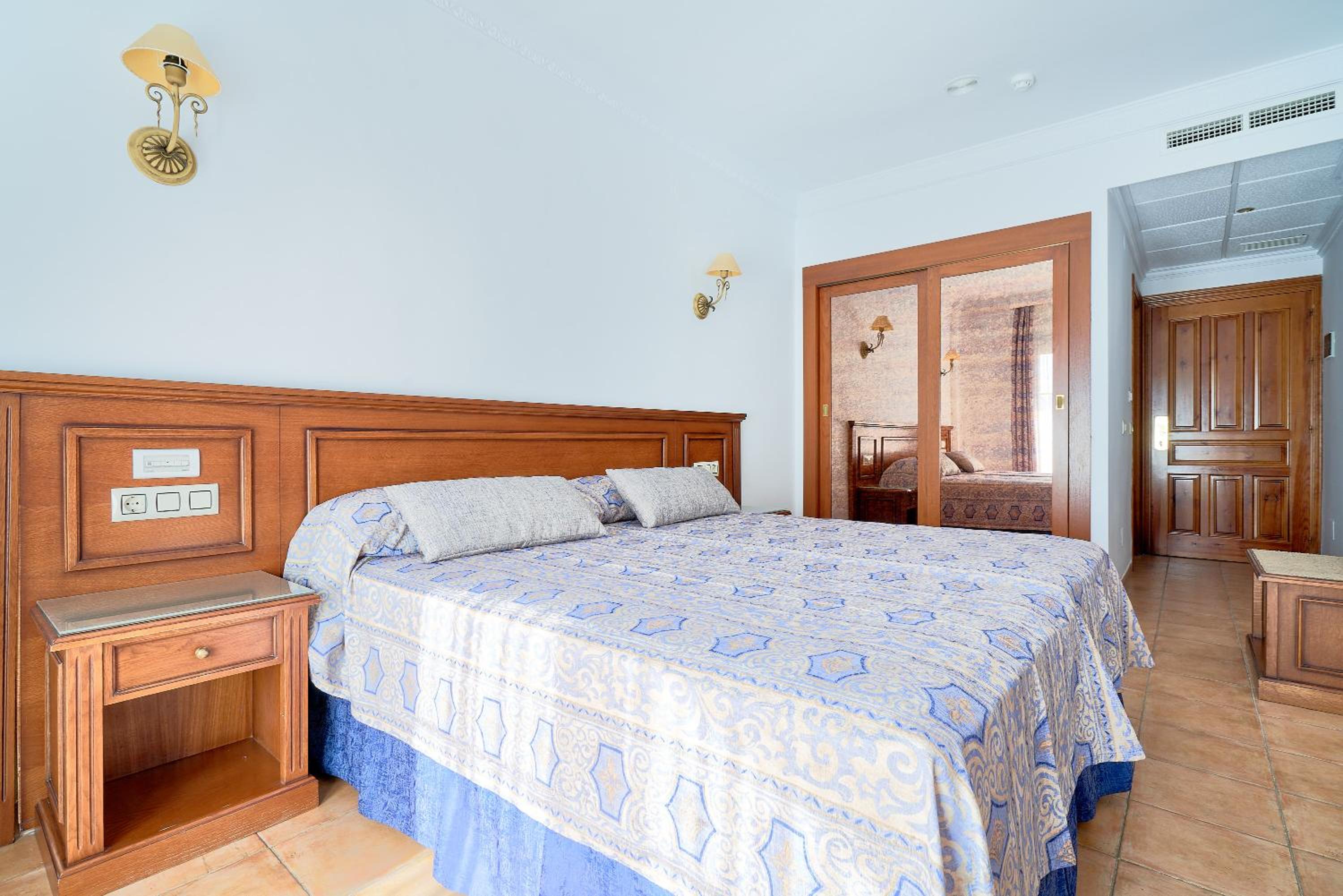Comfort Room with Terrace - Photo 11