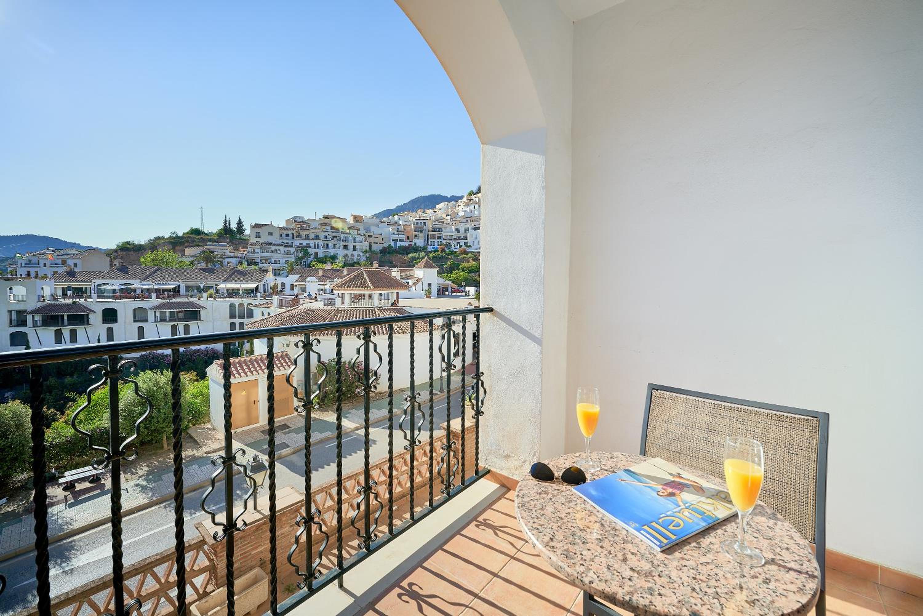 Comfort Room with Terrace - Photo 9