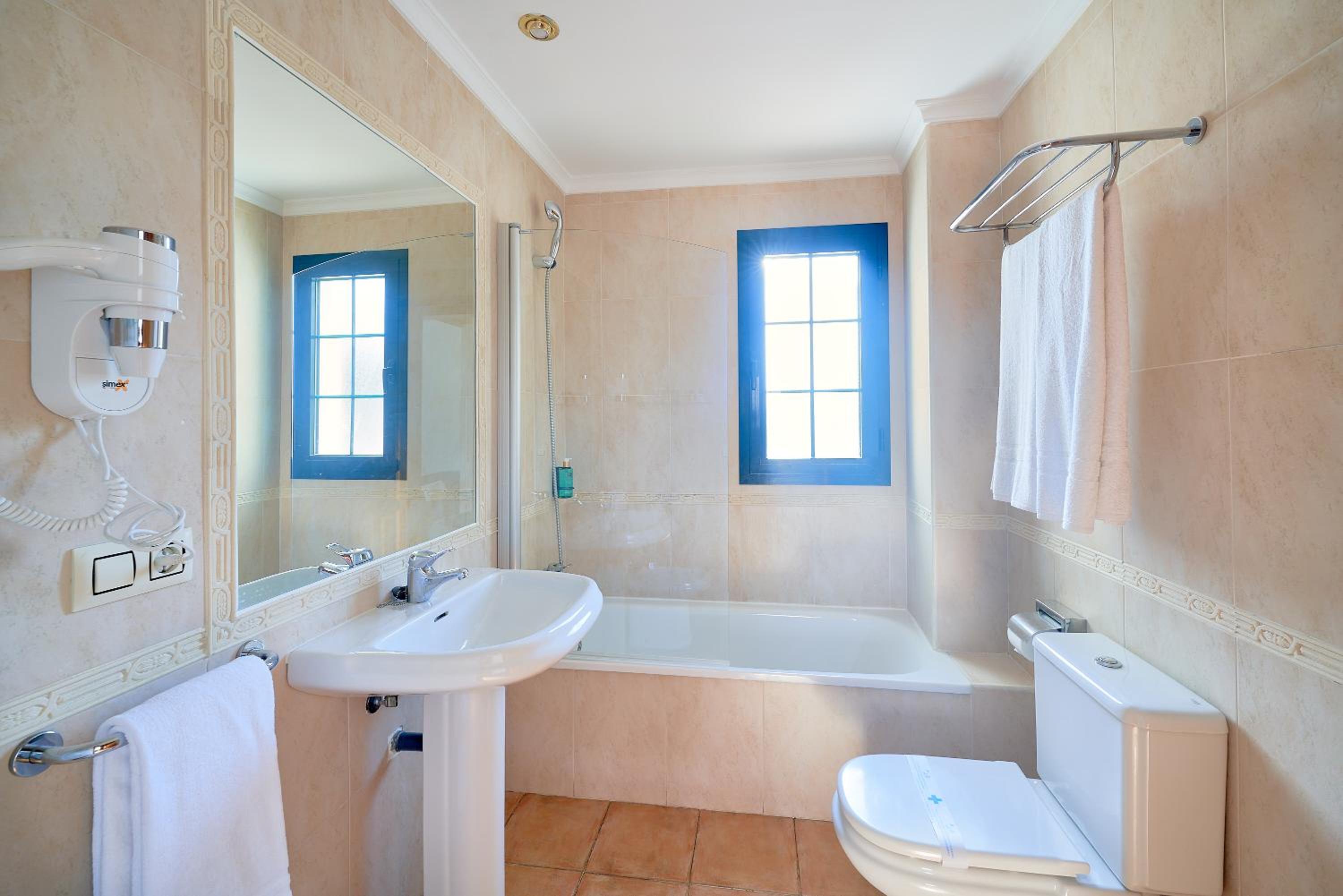 Comfort Room with Terrace - Photo 16