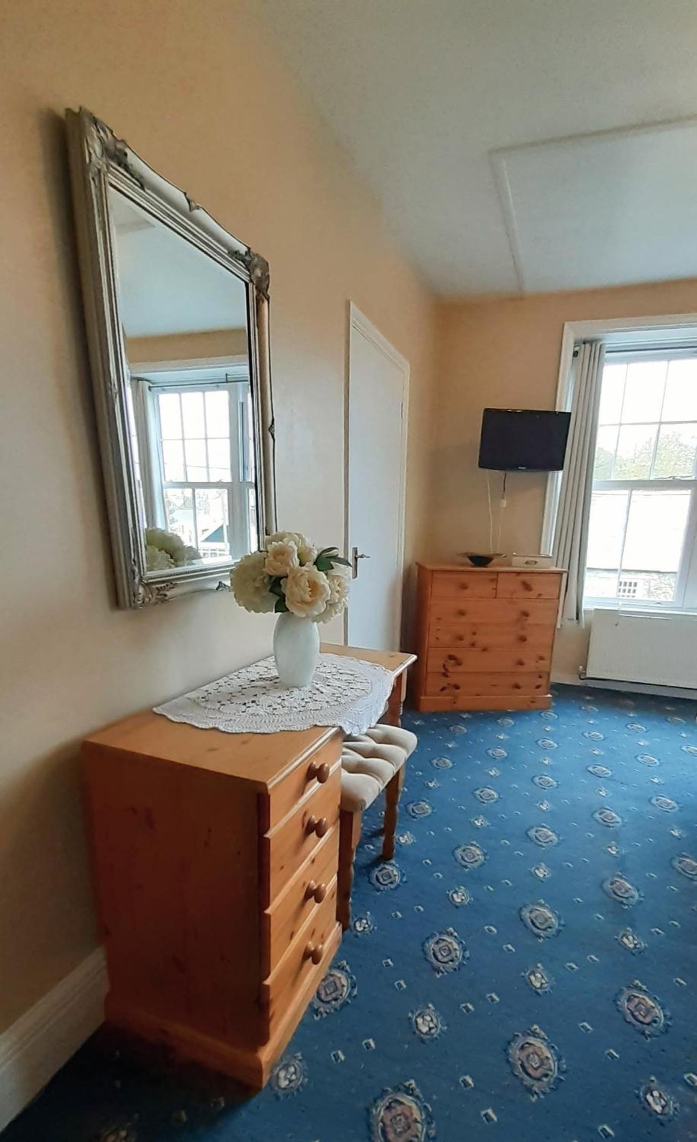 Double Room with Private Bathroom - Photo 14