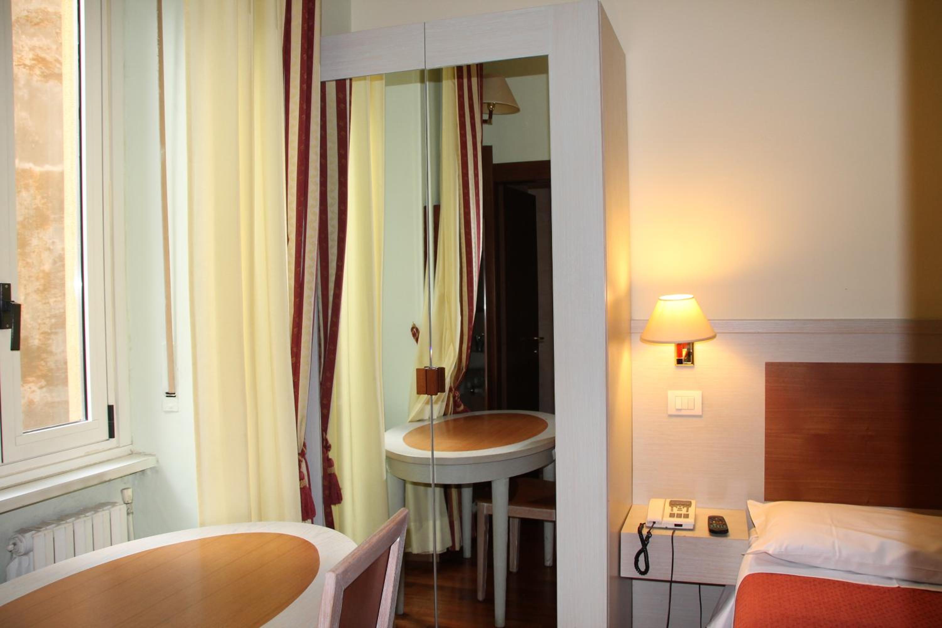 Single Room photo 2