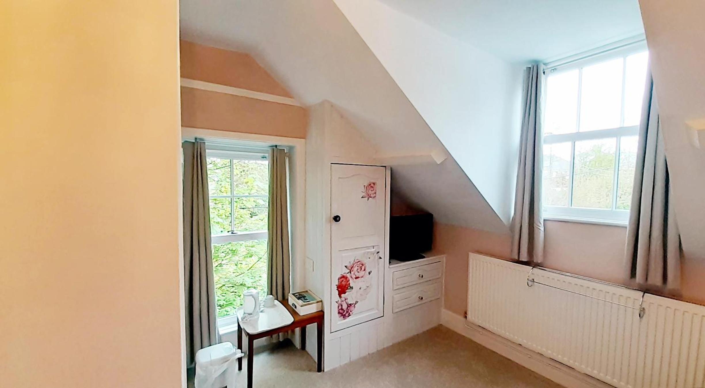 Double Room with Private Bathroom - Photo 9