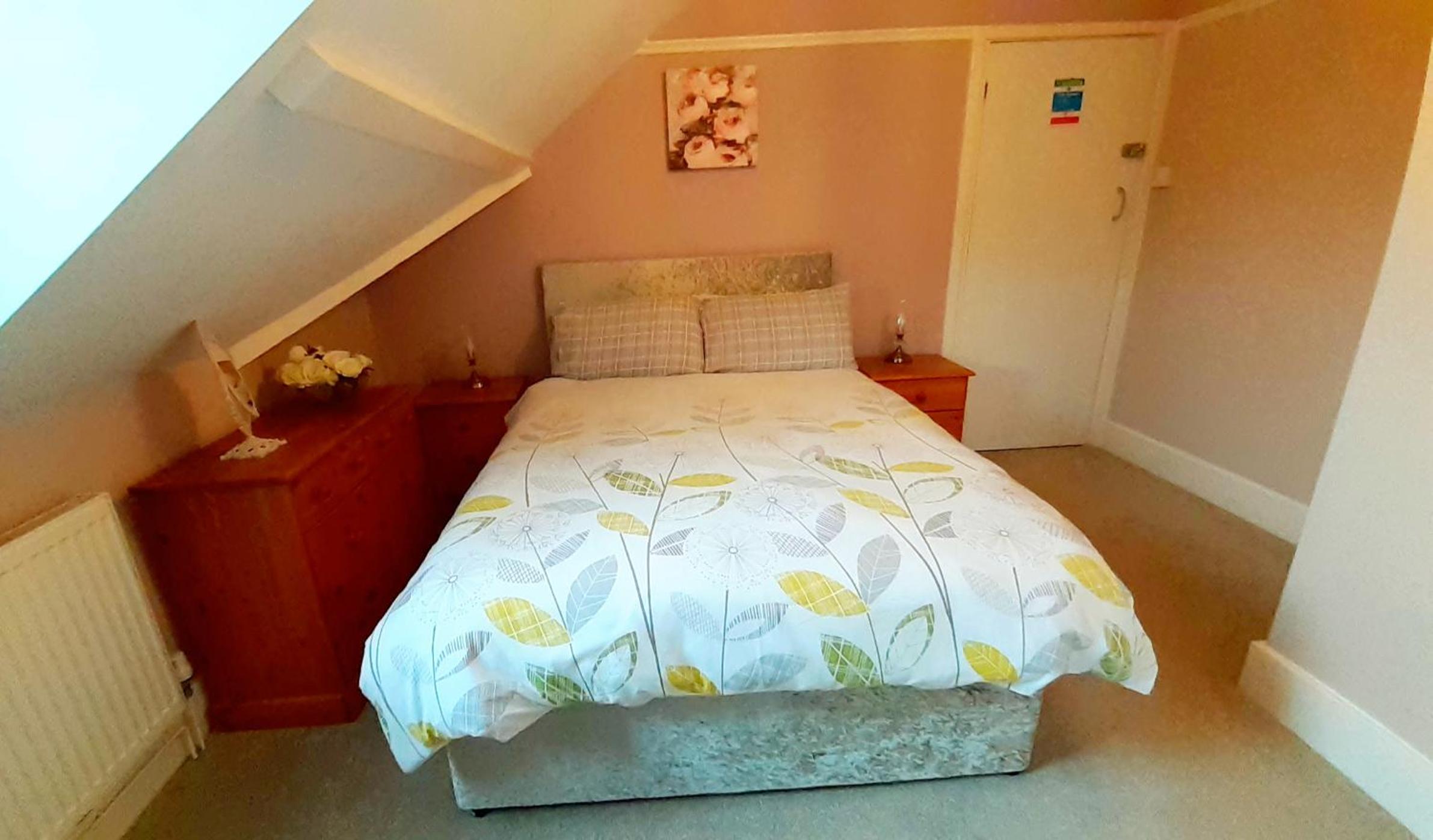 Double Room with Private Bathroom - Photo 10