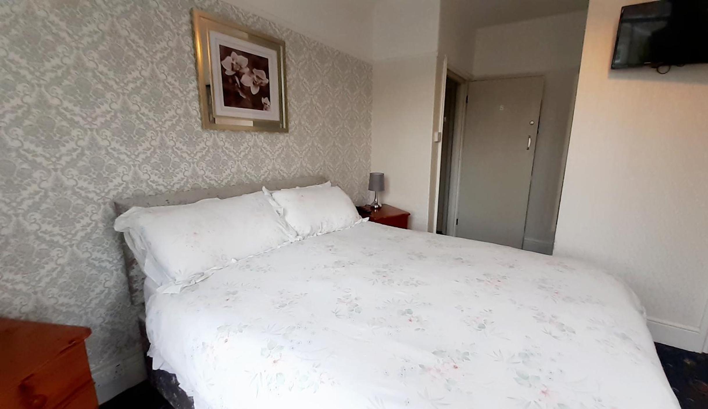 Double Room with Private Bathroom - Photo 29