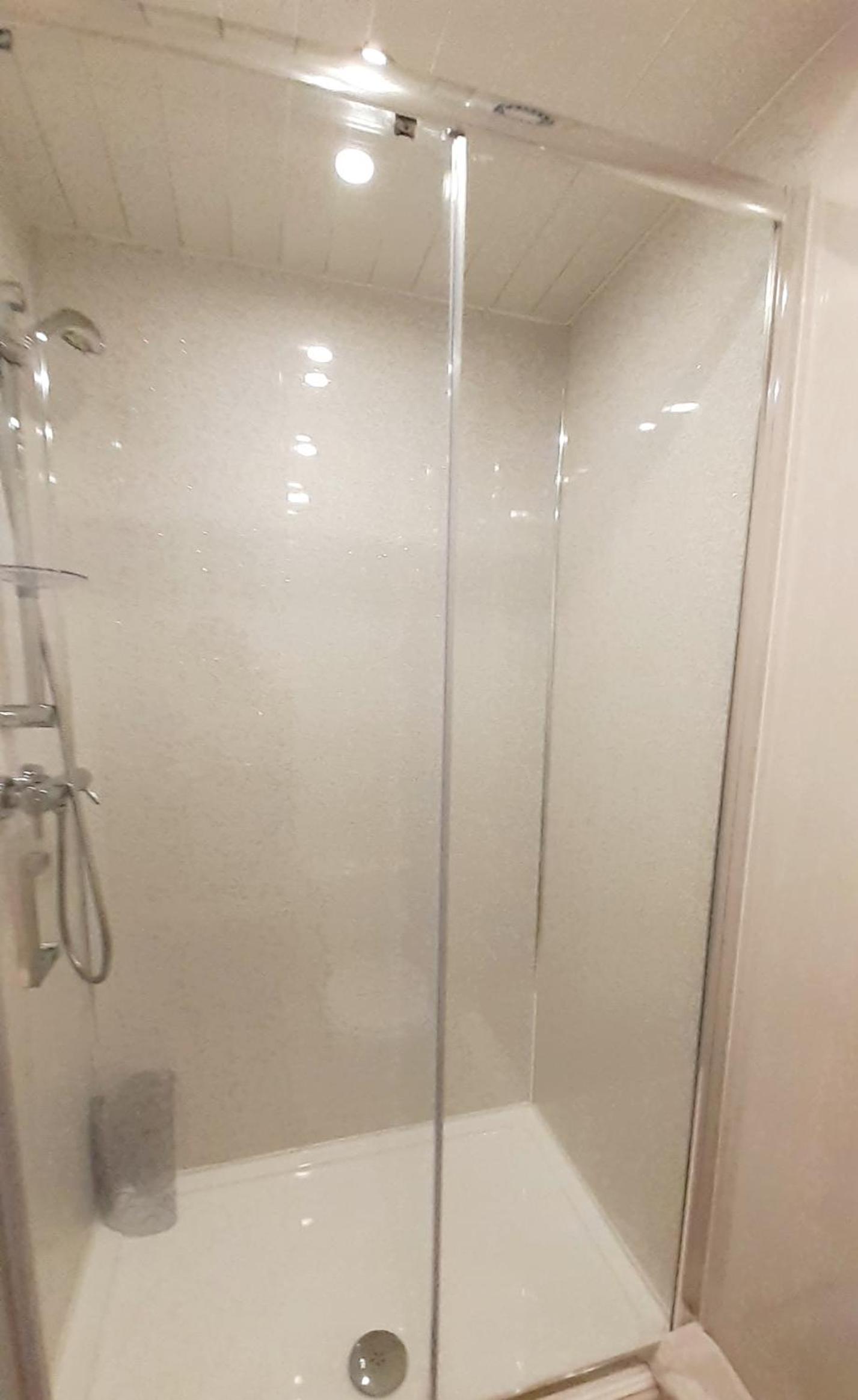 Double Room with Private Bathroom - Photo 30