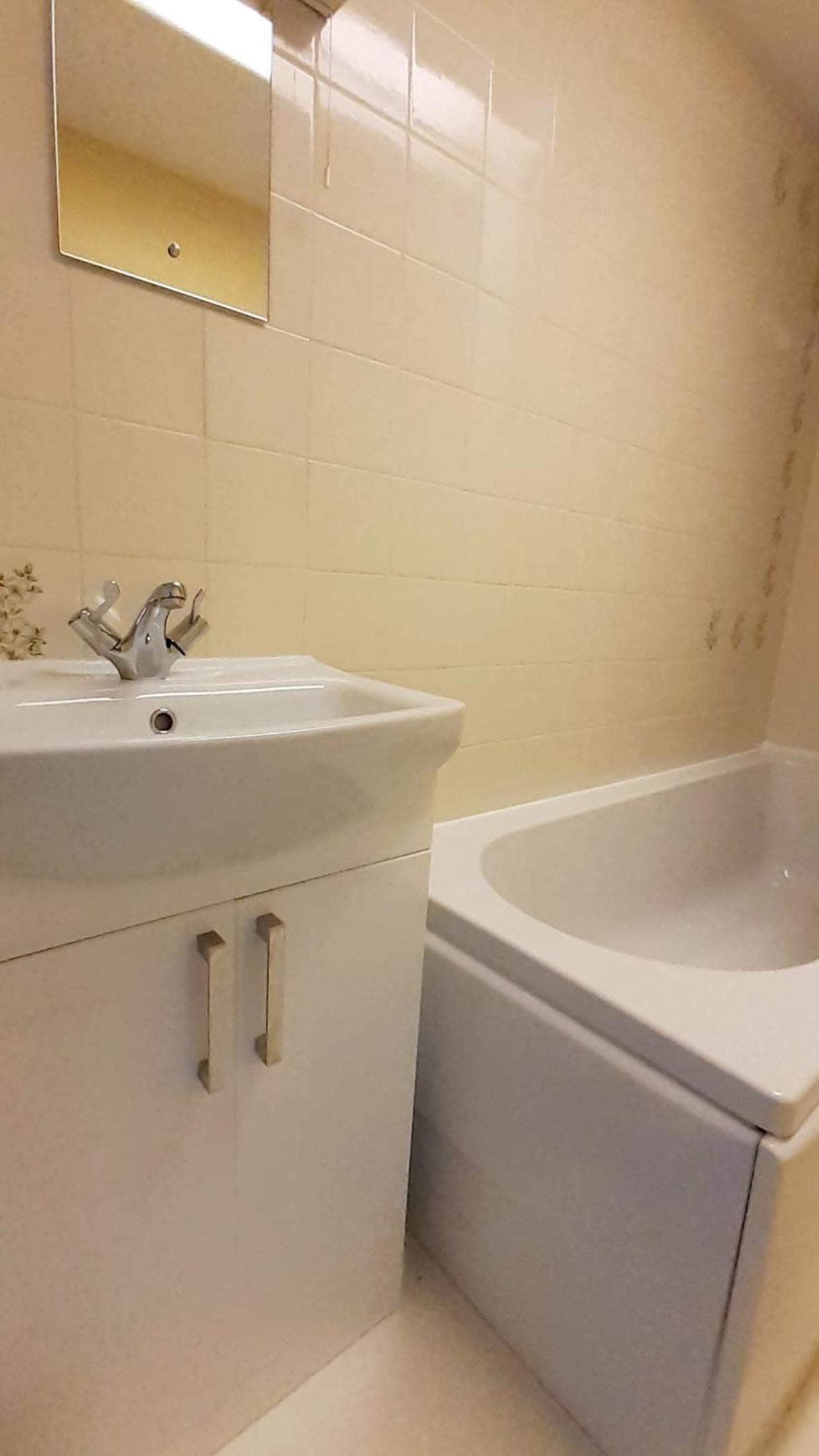 Double Room with Private Bathroom - Photo 18