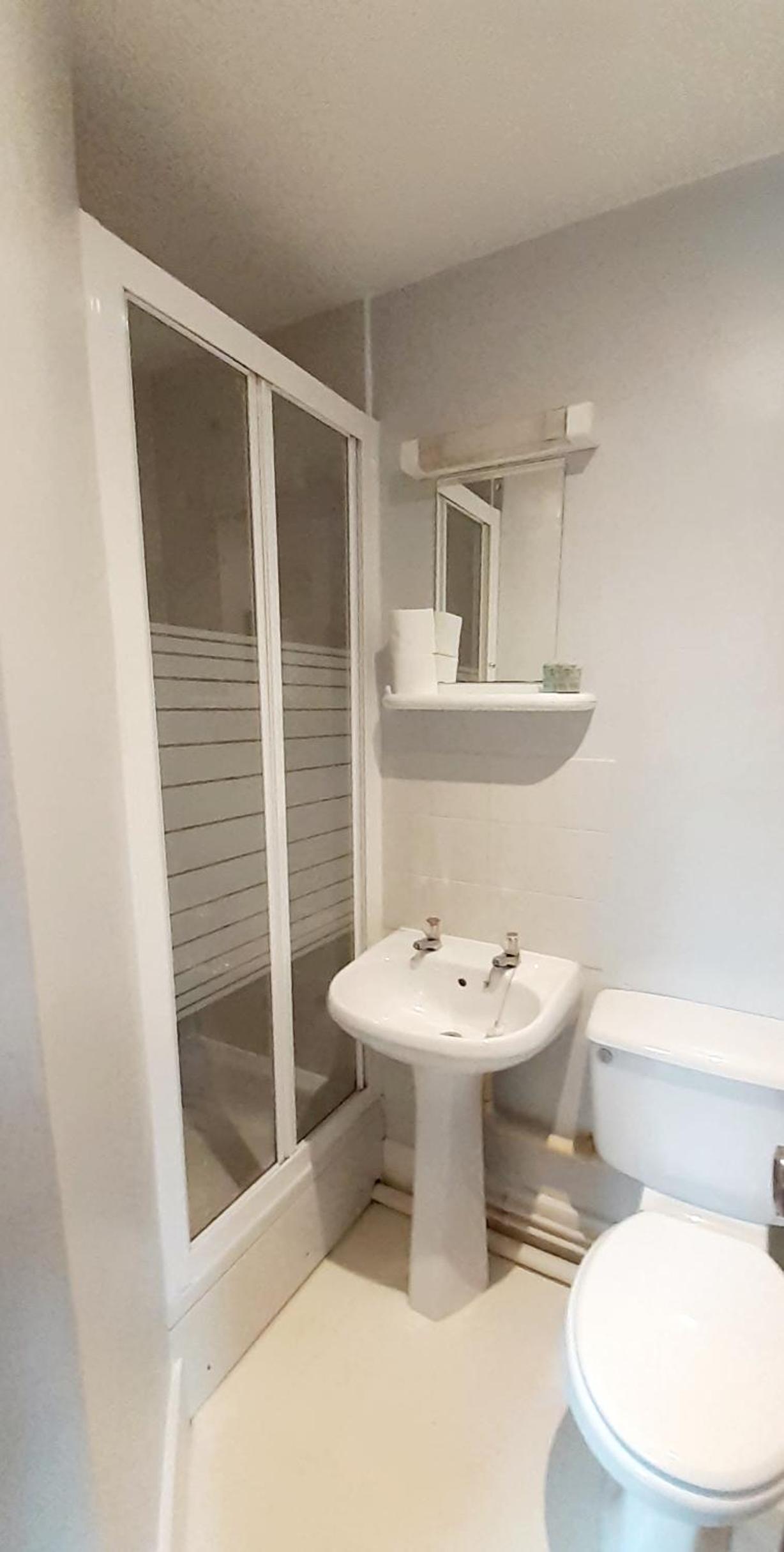 Double Room with Private Bathroom - Photo 3