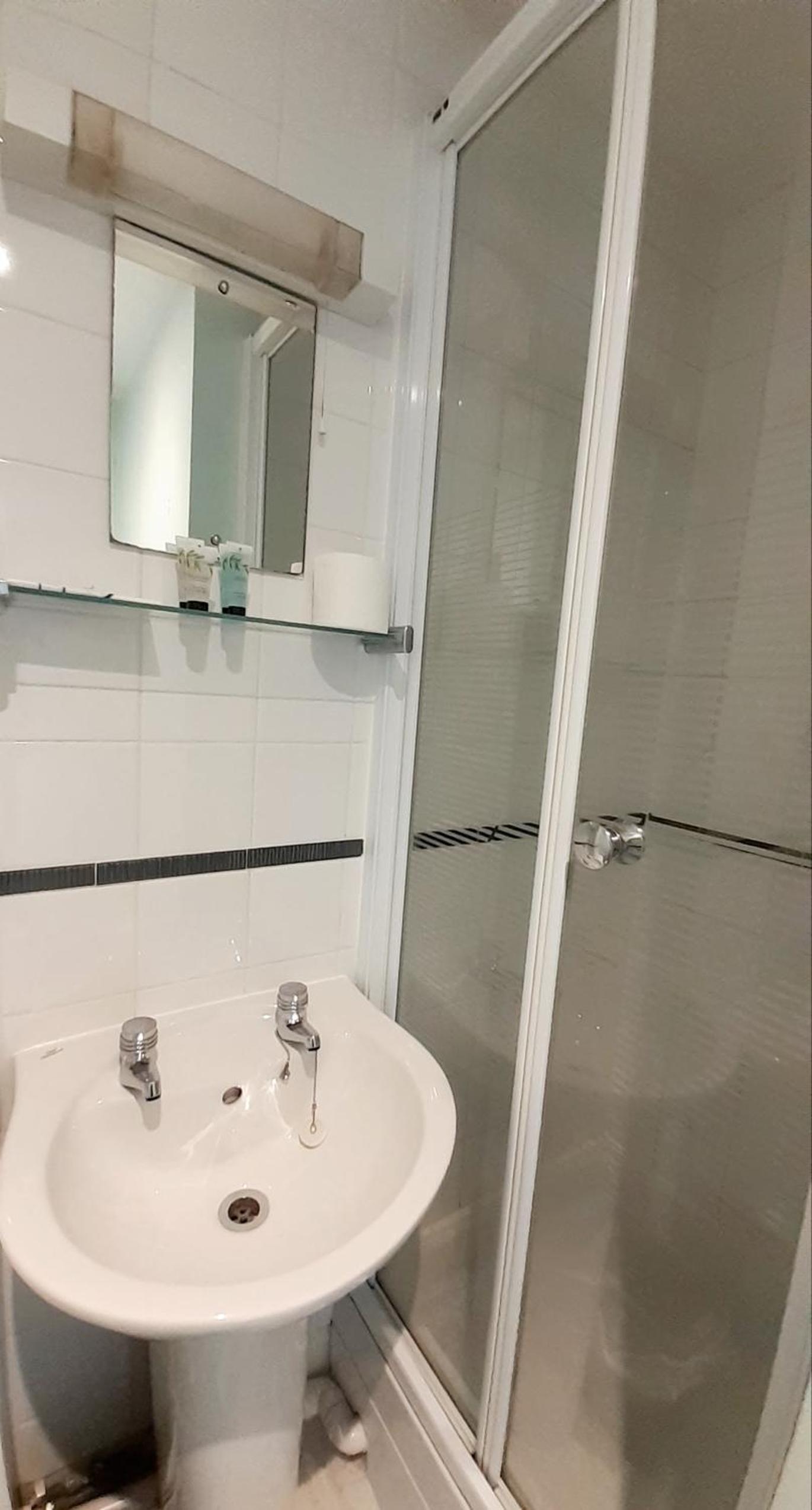 Double Room with Private Bathroom - Photo 11