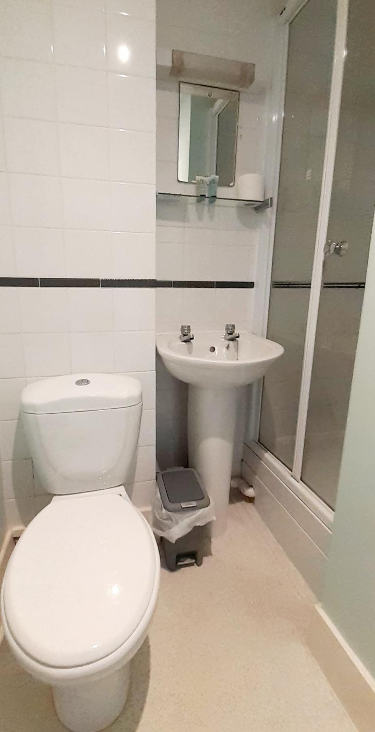 Double Room with Private Bathroom - Photo 34