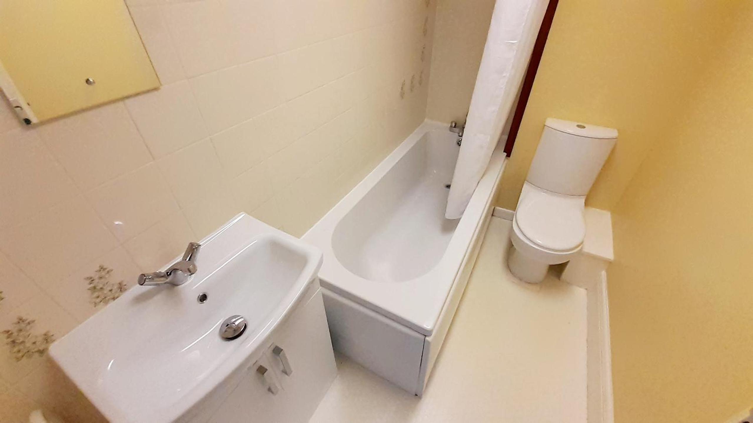 Double Room with Private Bathroom - Photo 35