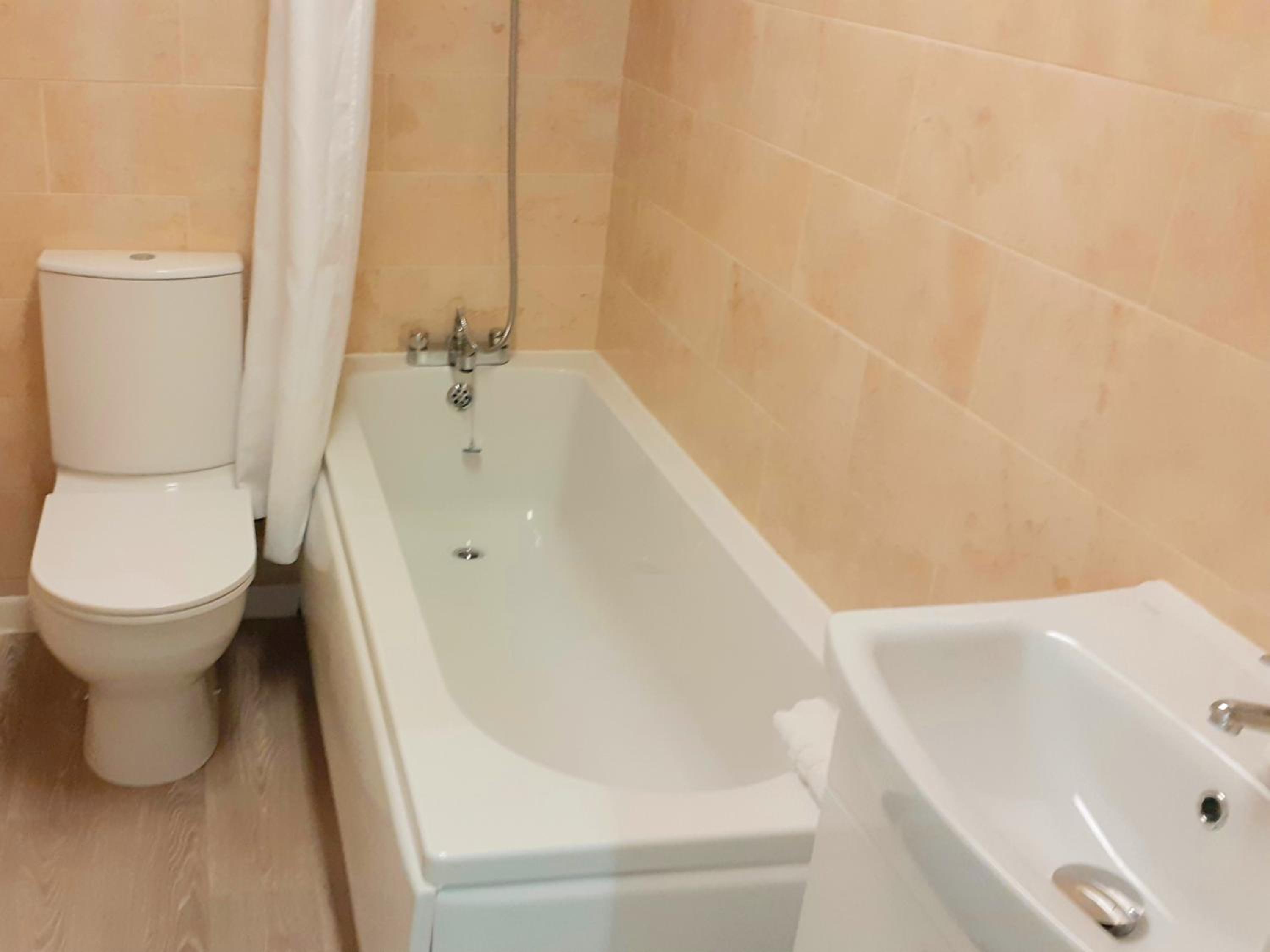 Double Room with Private Bathroom - Photo 37