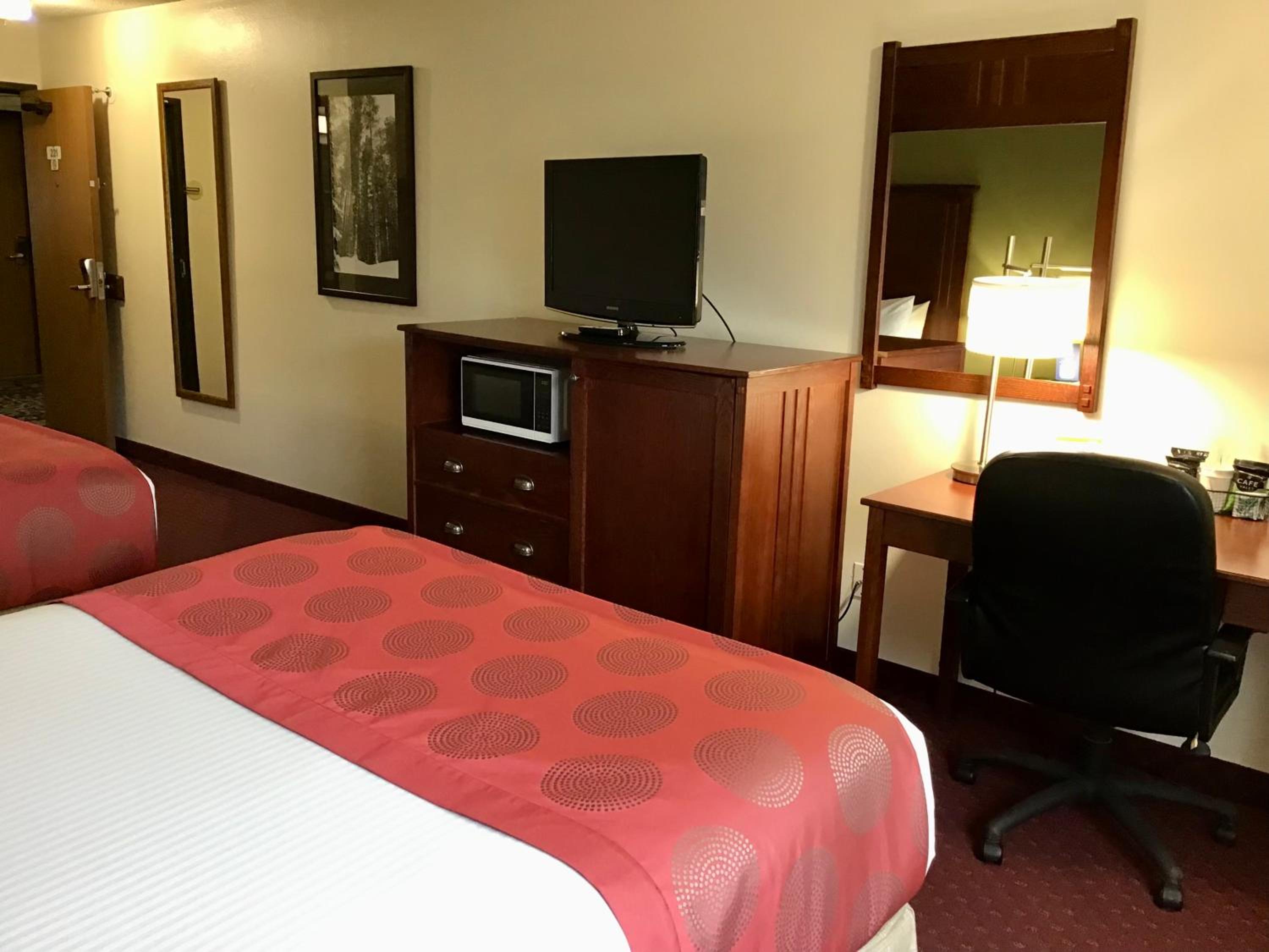 Queen Room with Two Queen Beds Non-Smoking - Photo 4