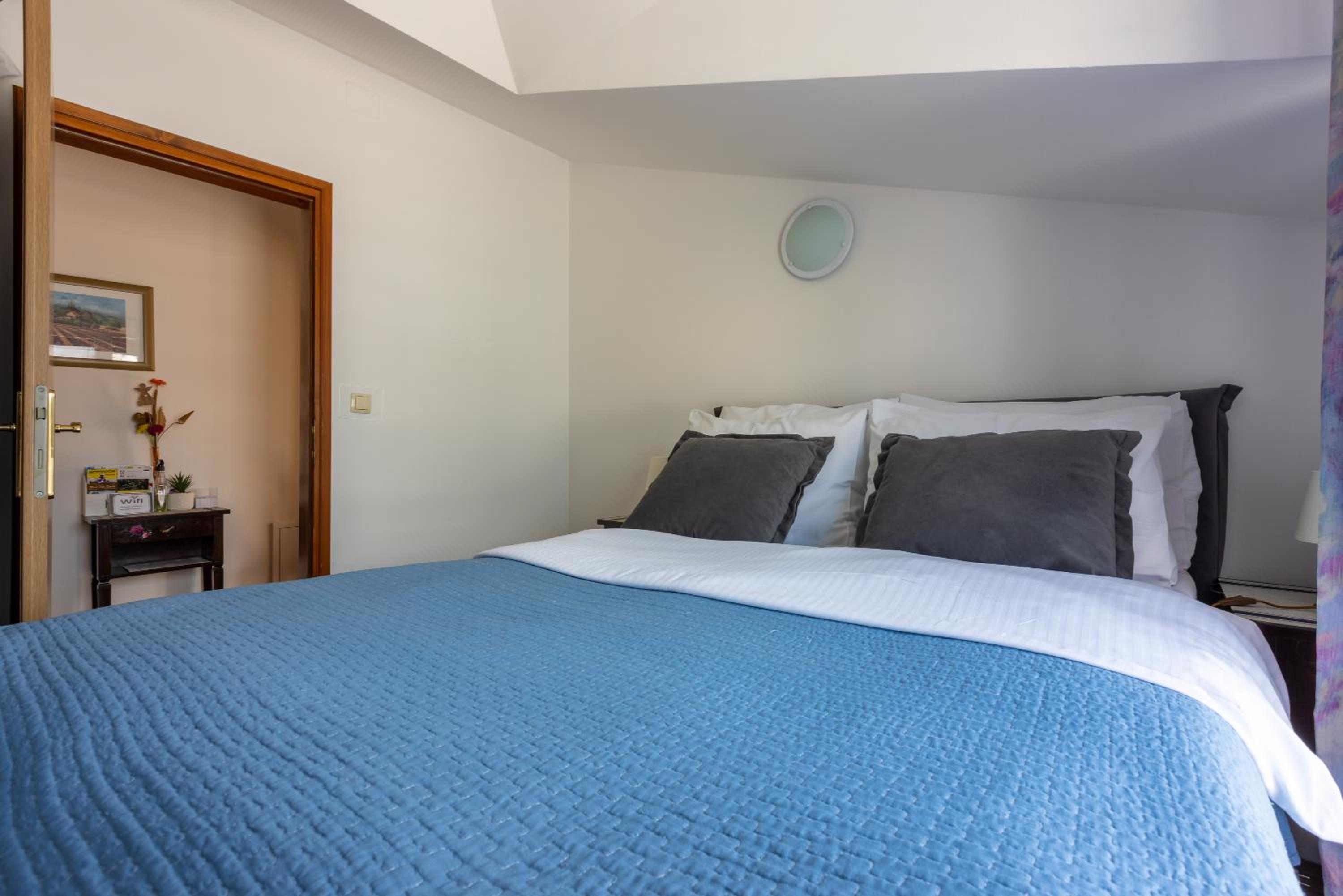 One-Bedroom Apartment with Balcony and Sea View photo 3