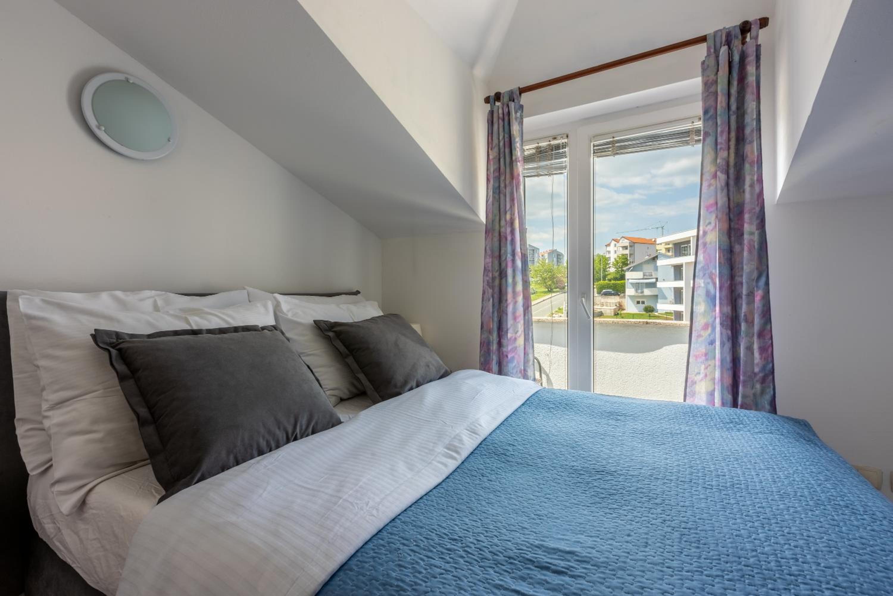 One-Bedroom Apartment with Balcony and Sea View photo 2