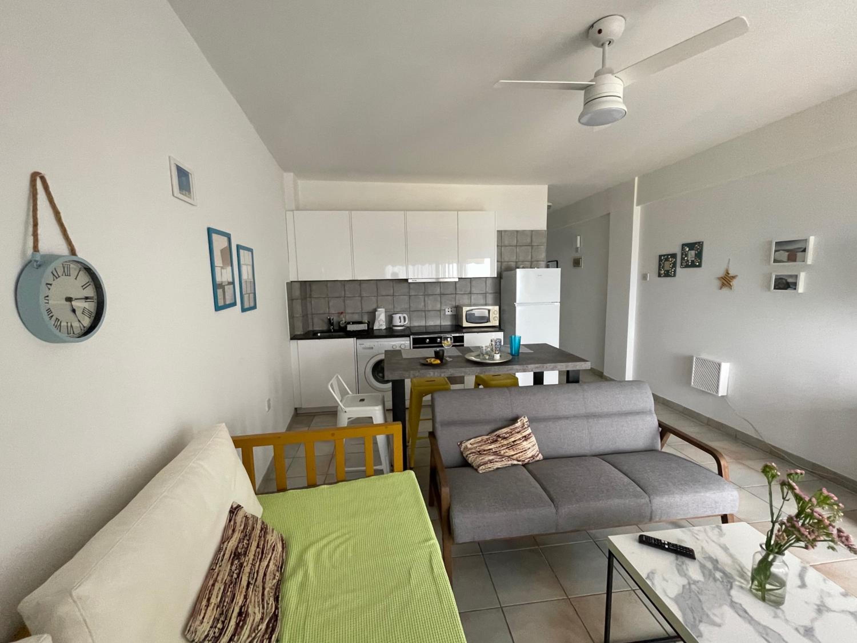 One-Bedroom Apartment with Sea and City View photo 1