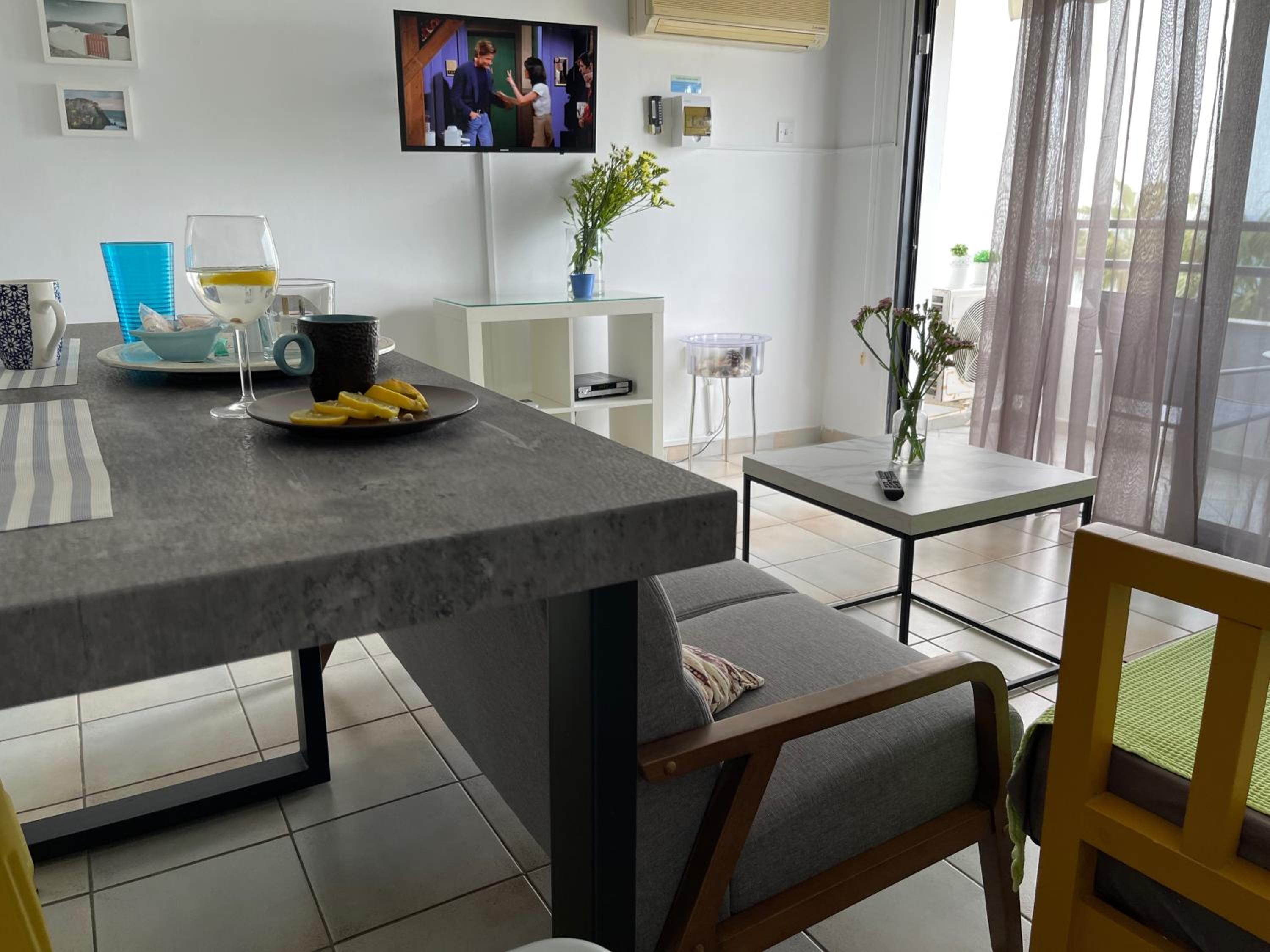 One-Bedroom Apartment with Sea and City View photo 3