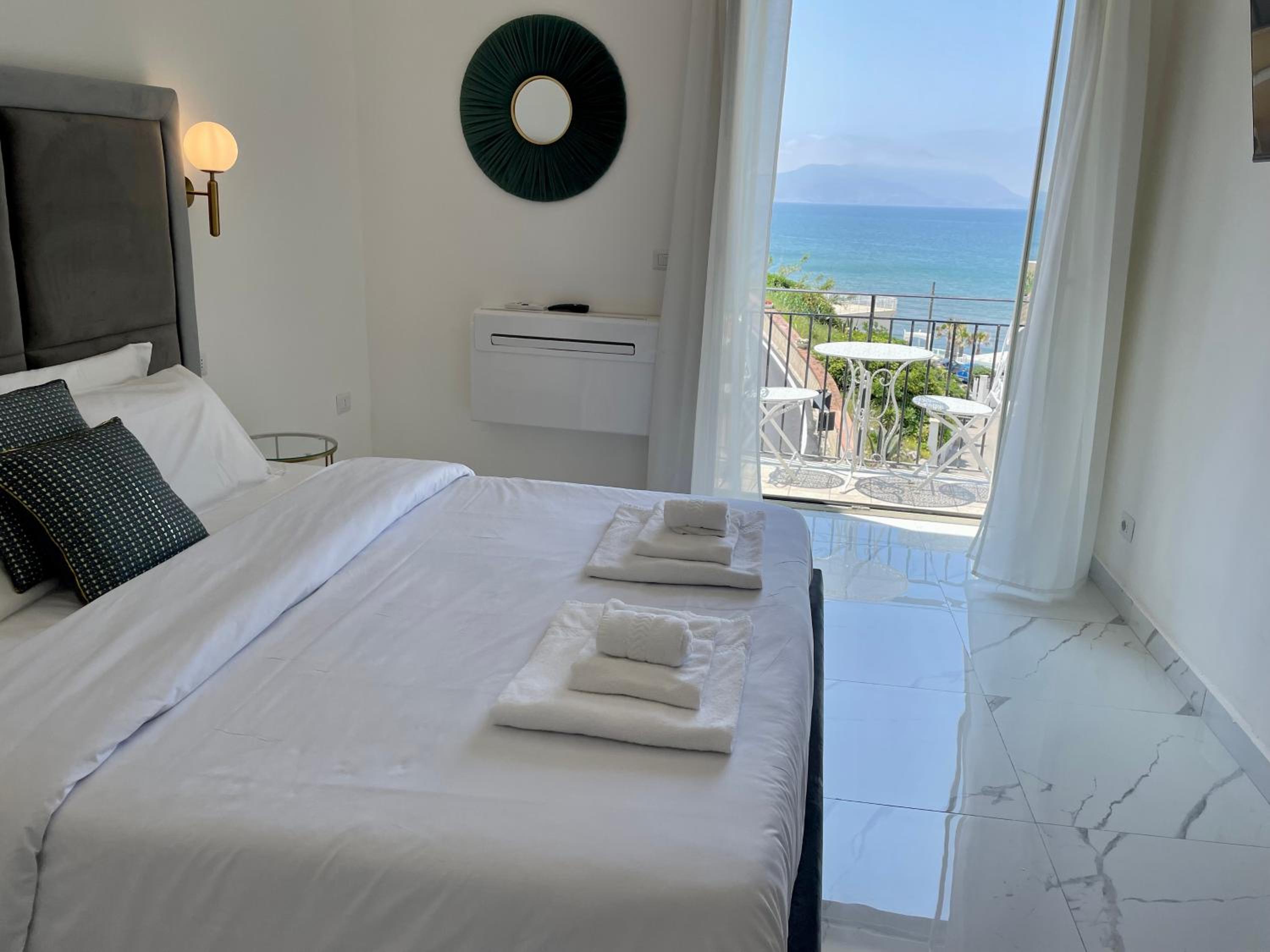 King Room with Balcony - Photo 2