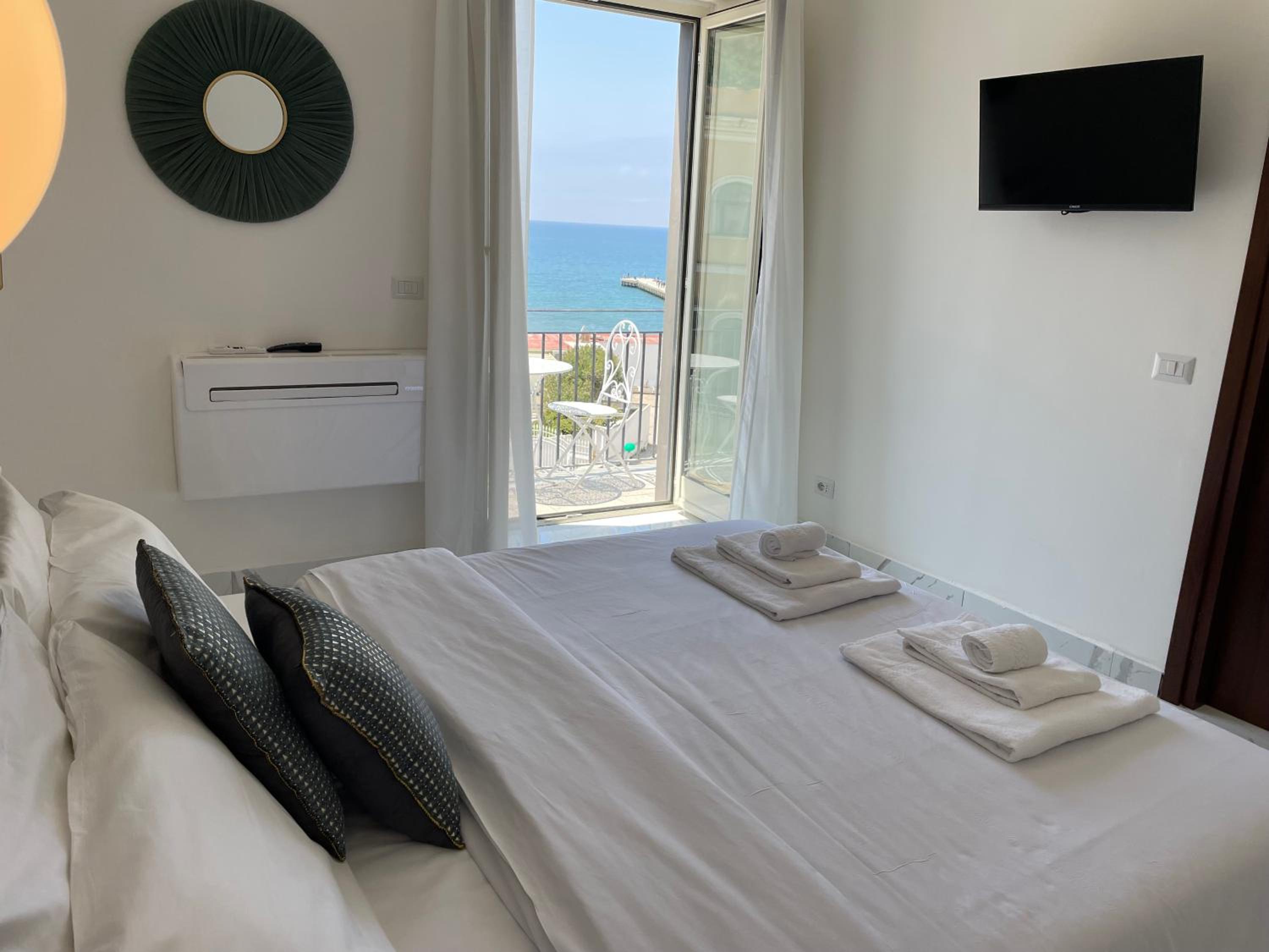 King Room with Balcony - Photo 11
