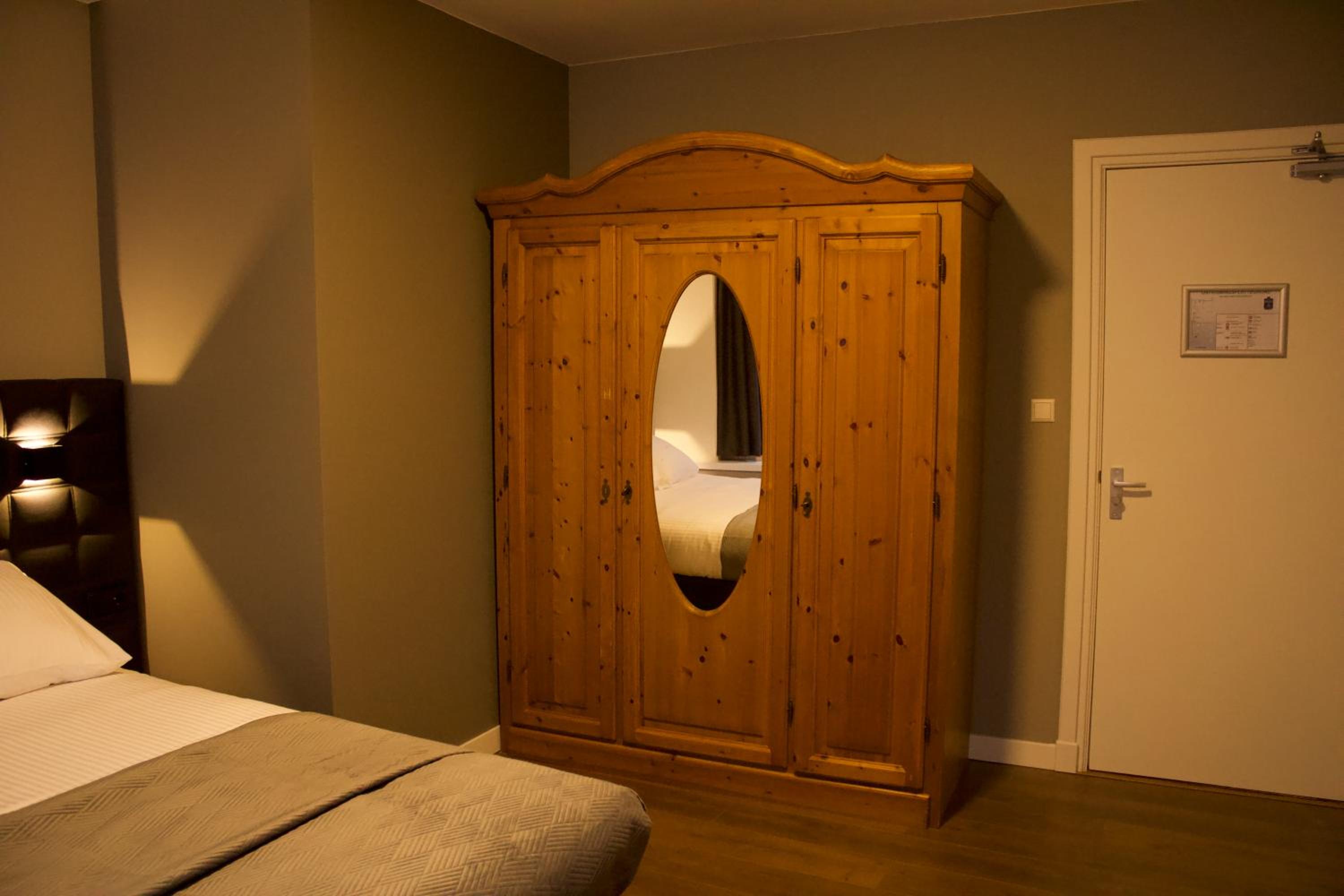 Family Room with Bathroom photo 3