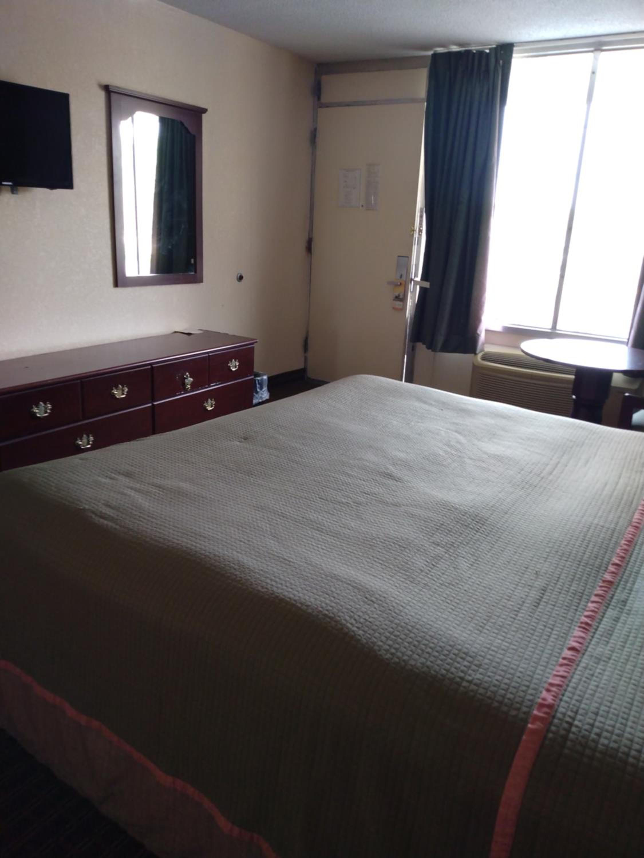 King Room - Accessible/Non Smoking - Photo 2