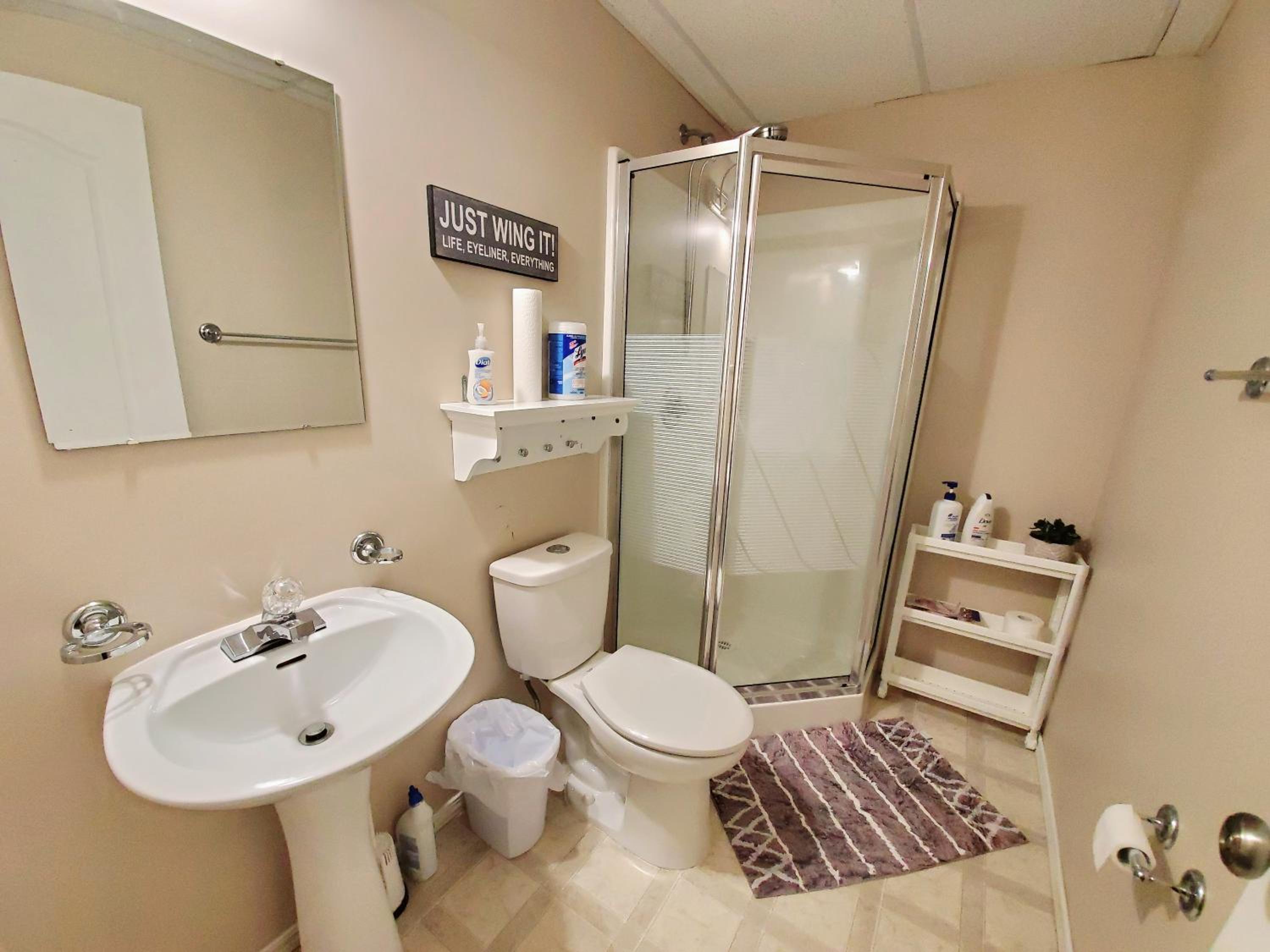 Queen Room with Shared Bathroom photo 3