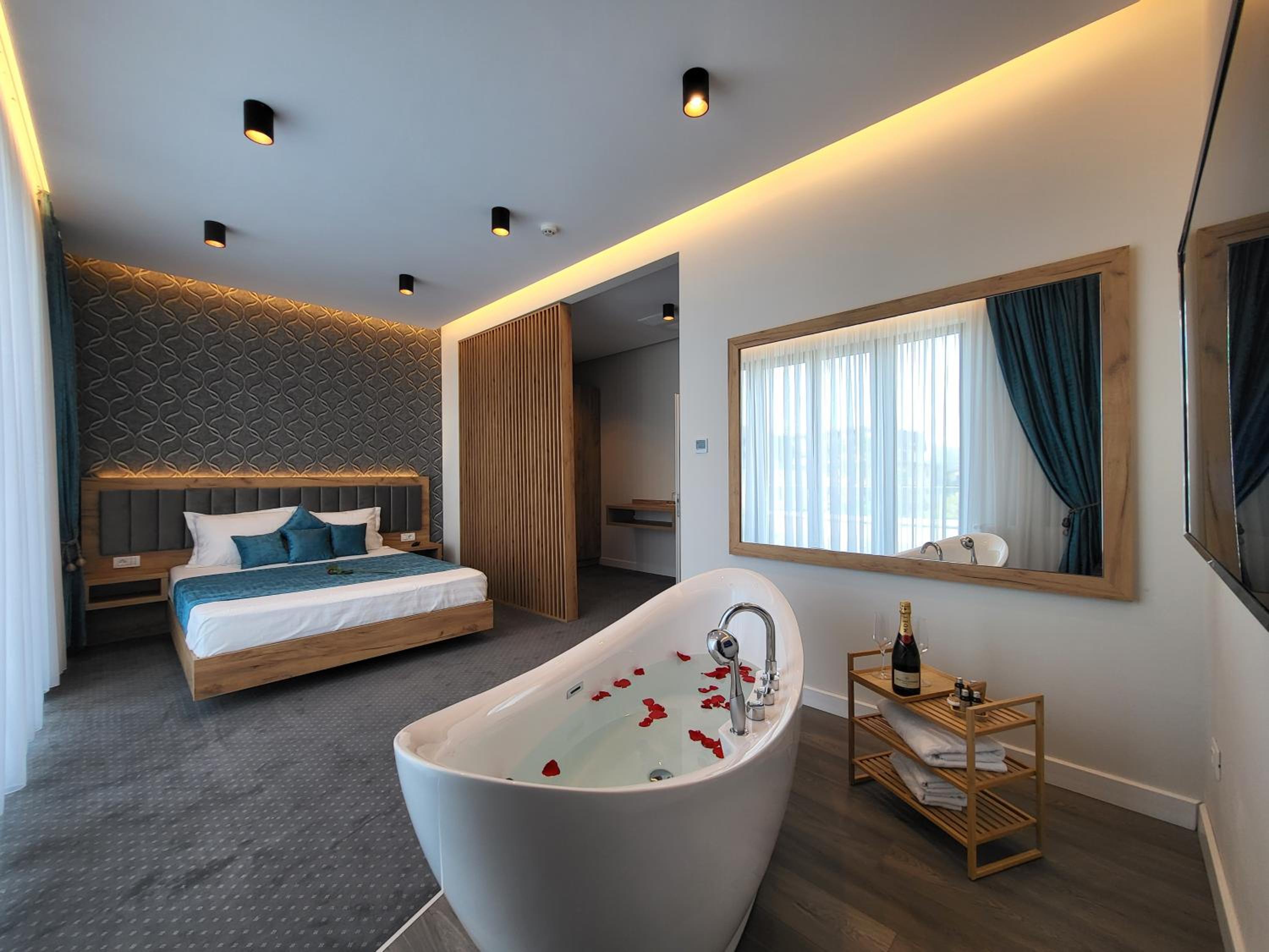 Deluxe Double Room with Balcony - Photo 3
