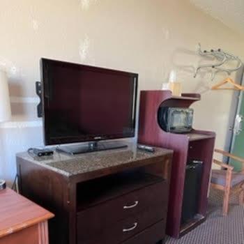 Queen Room with Two Queen Beds - Non-Smoking - Photo 2
