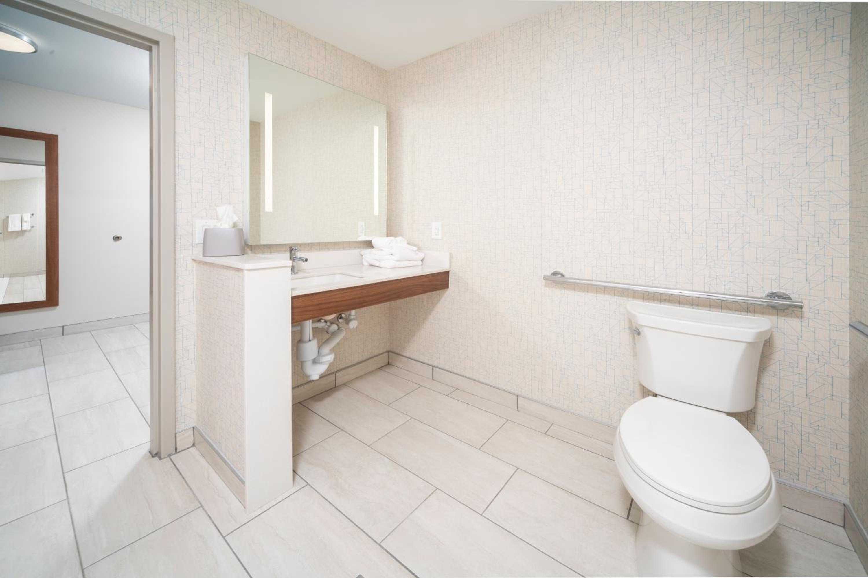 Studio King Suite with Mobility Accessible Tub - Non-Smoking - Photo 5