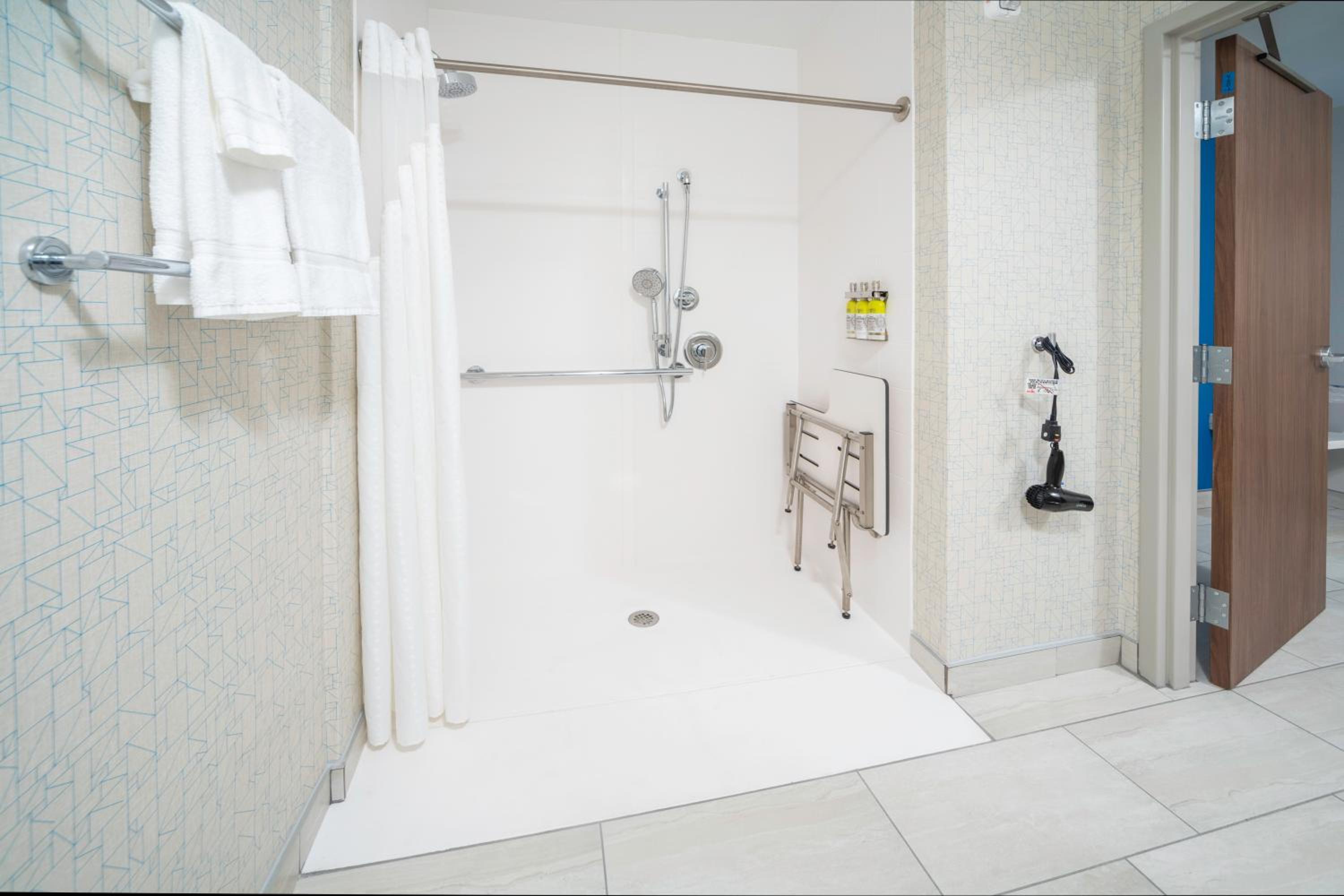 Studio King Suite with Mobility Accessible Tub - Non-Smoking - Photo 6