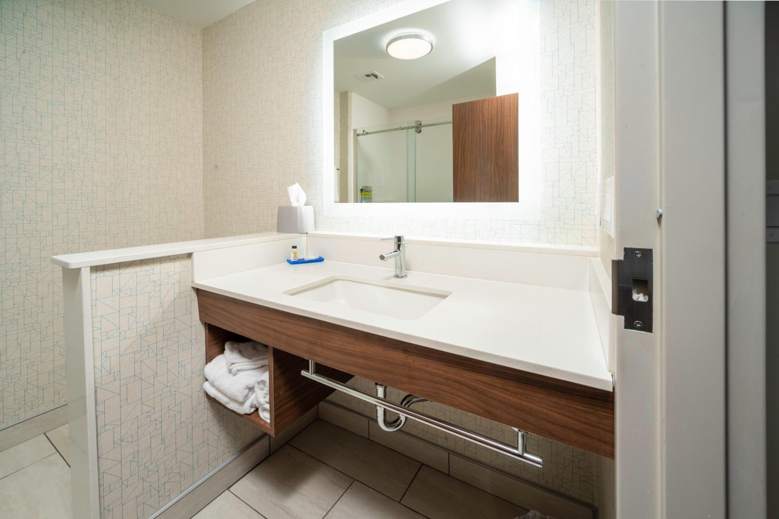 Standard King Room - Photo 2