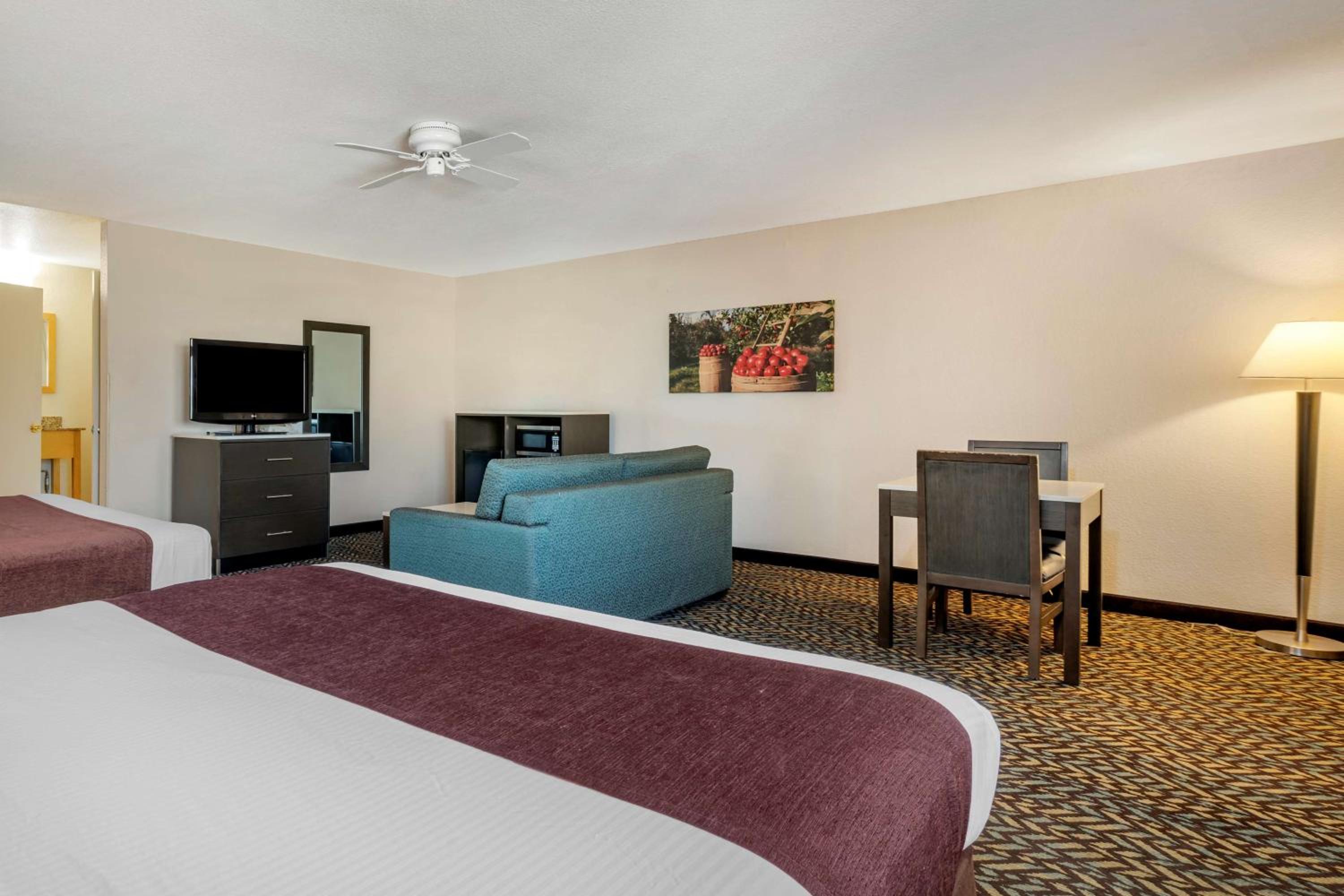 Deluxe King Room with Two King Beds - Non-Smoking - Photo 1