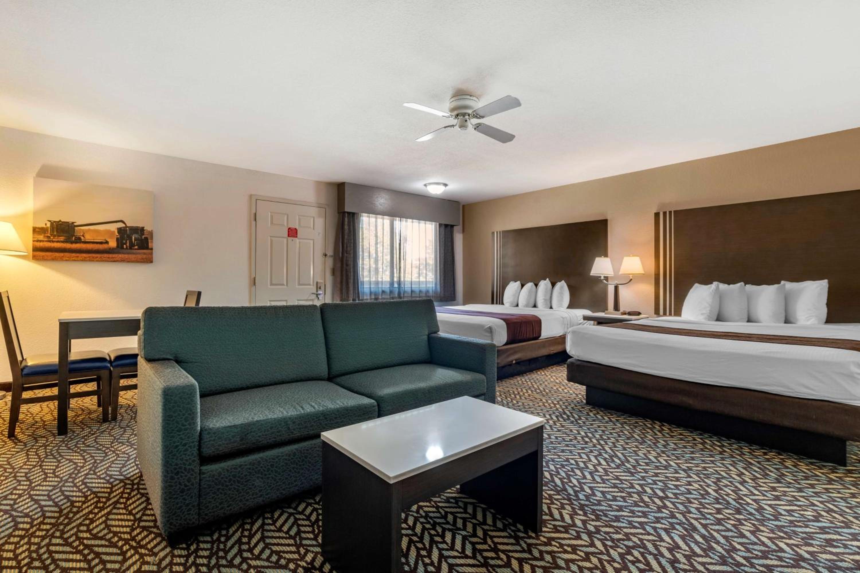 Deluxe King Room with Two King Beds - Non-Smoking - Photo 3
