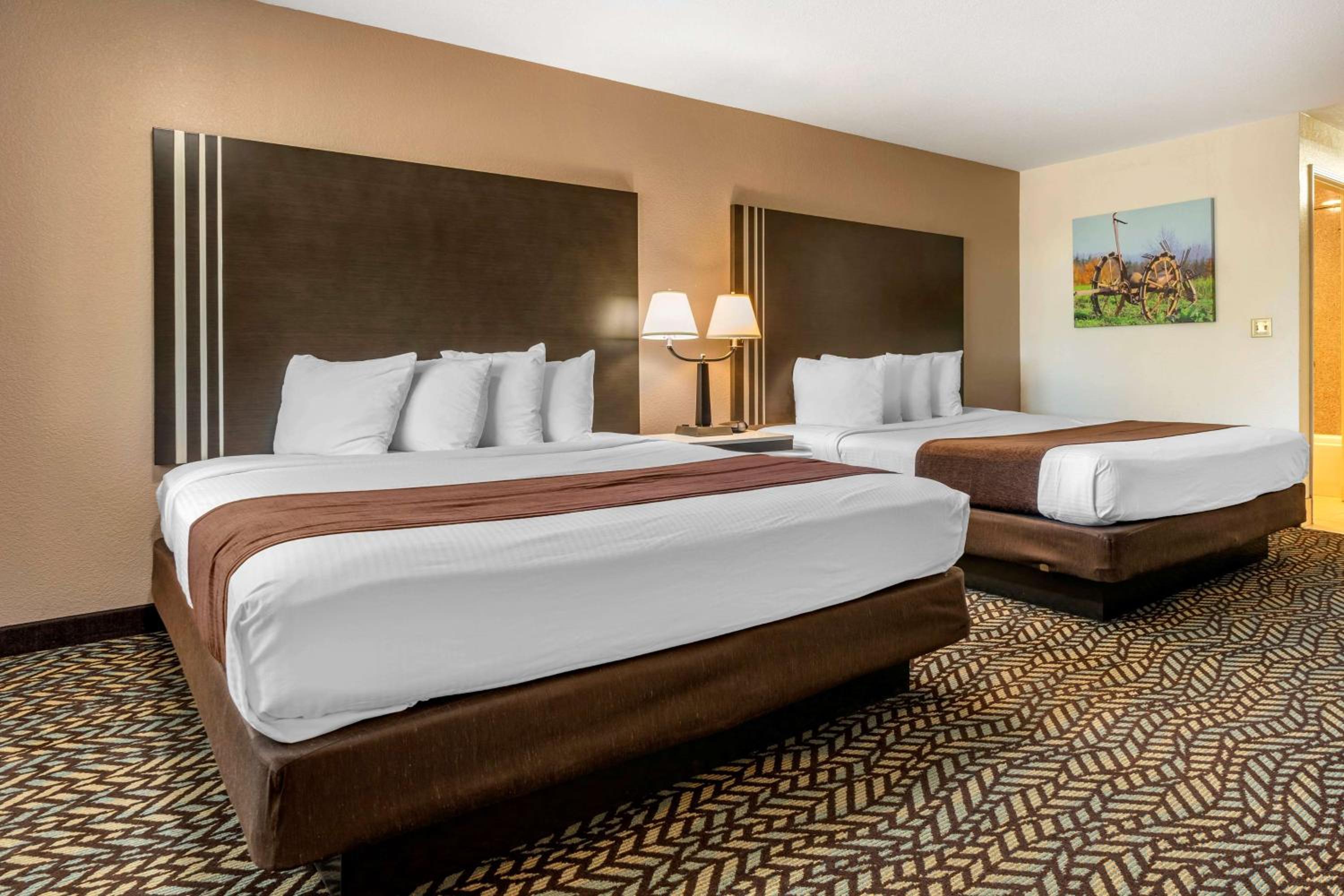 Deluxe King Room with Two King Beds - Non-Smoking - Photo 4