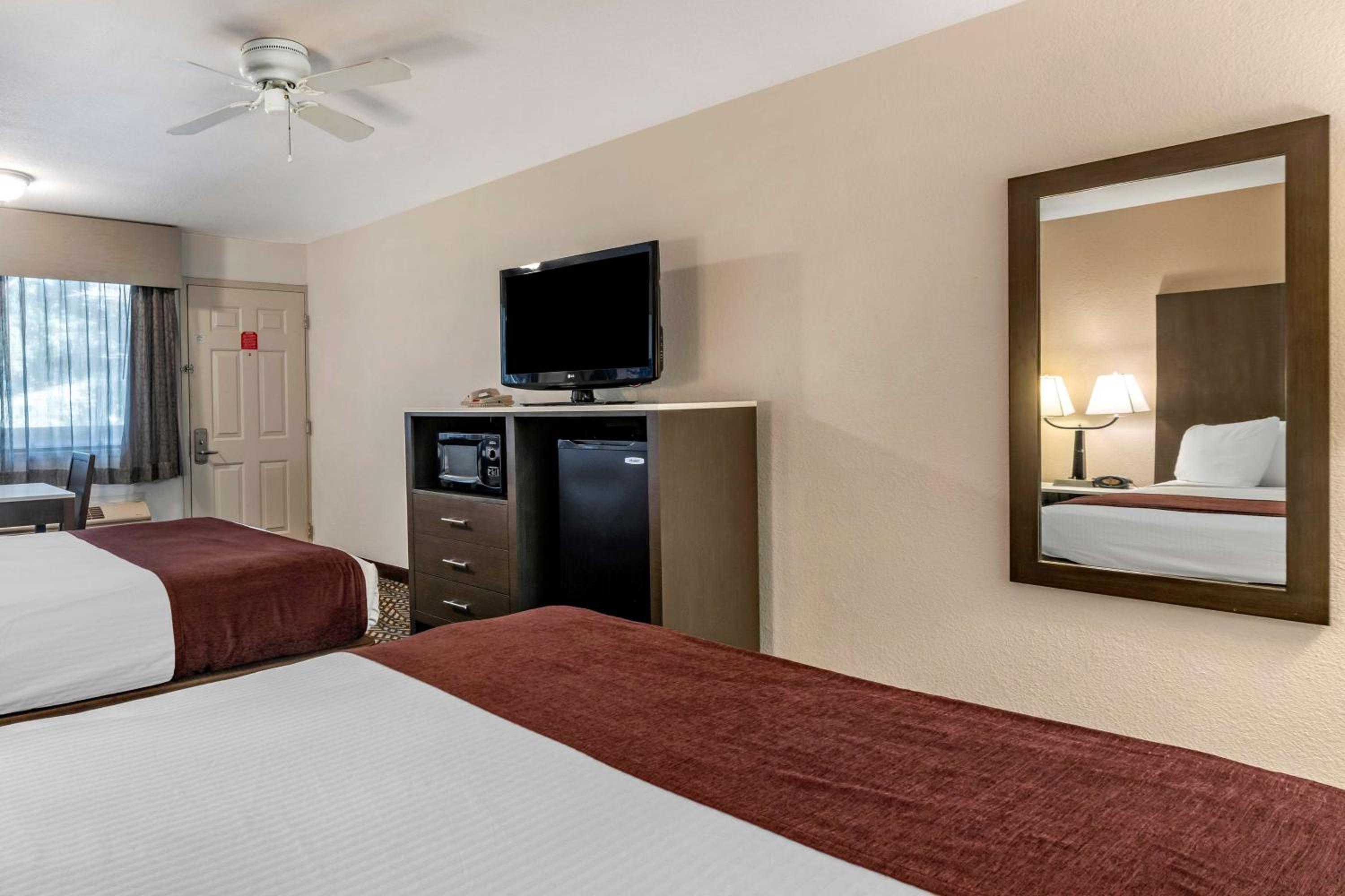 Business Queen Room with Two Queen Beds - Non-Smoking - Photo 3