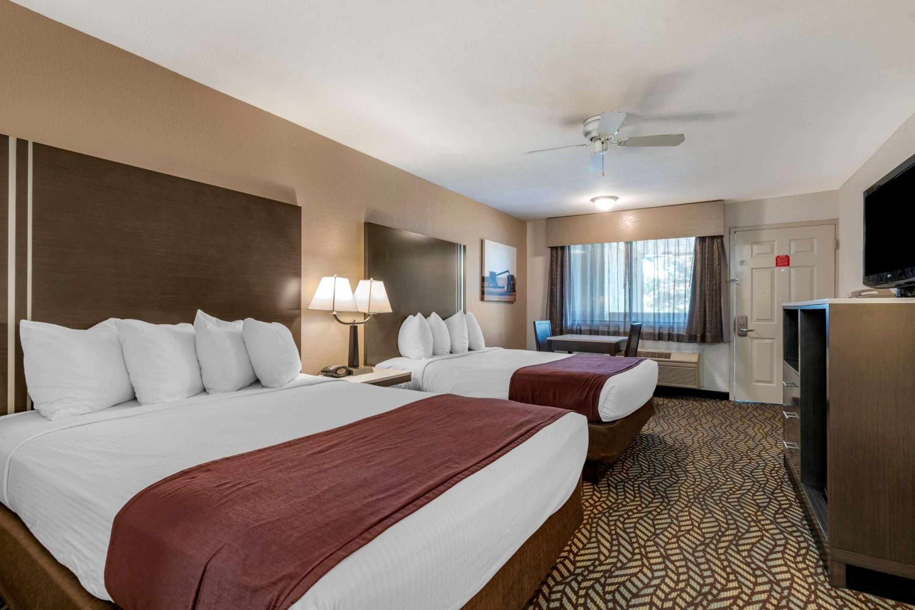 Business Queen Room with Two Queen Beds - Non-Smoking - Photo 1