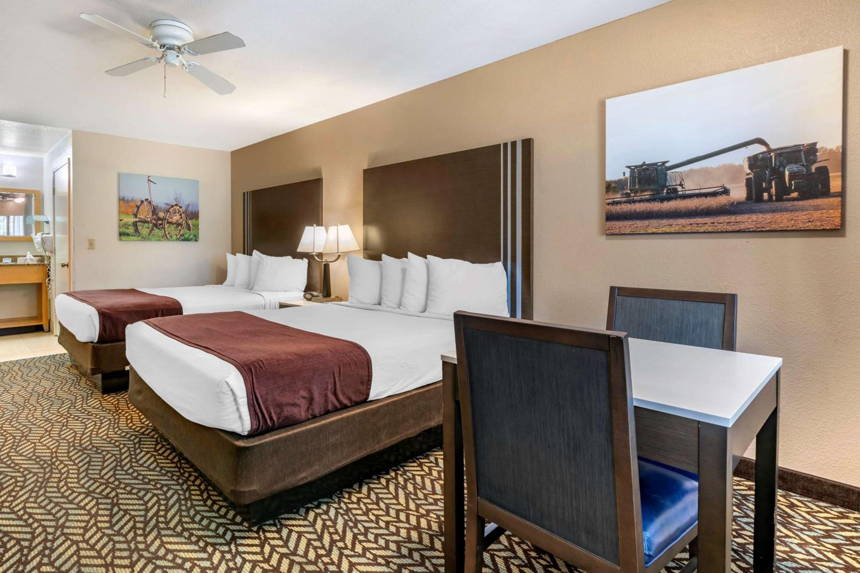 Business Queen Room with Two Queen Beds - Non-Smoking - Photo 4