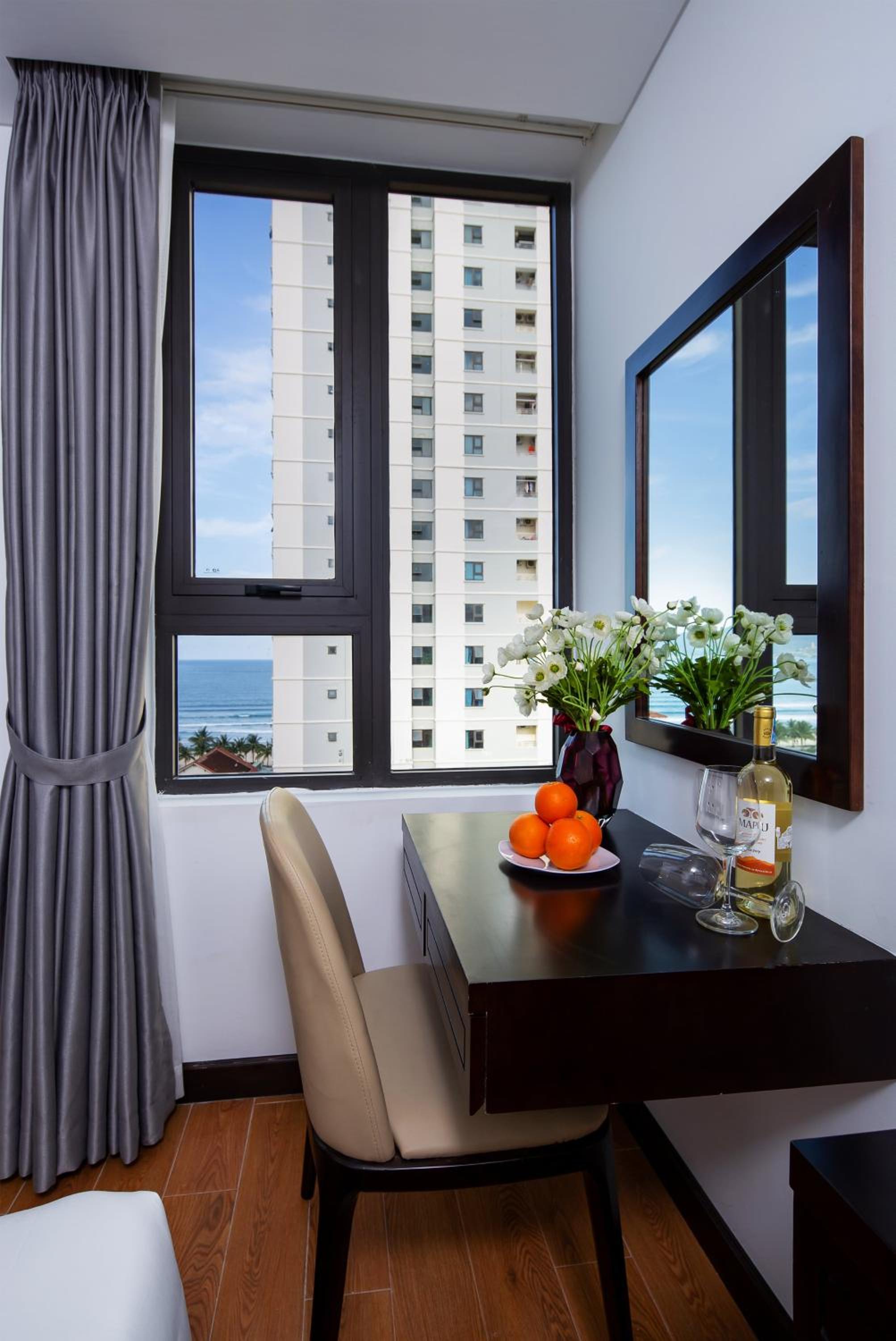 Superior King Room with City View photo 3