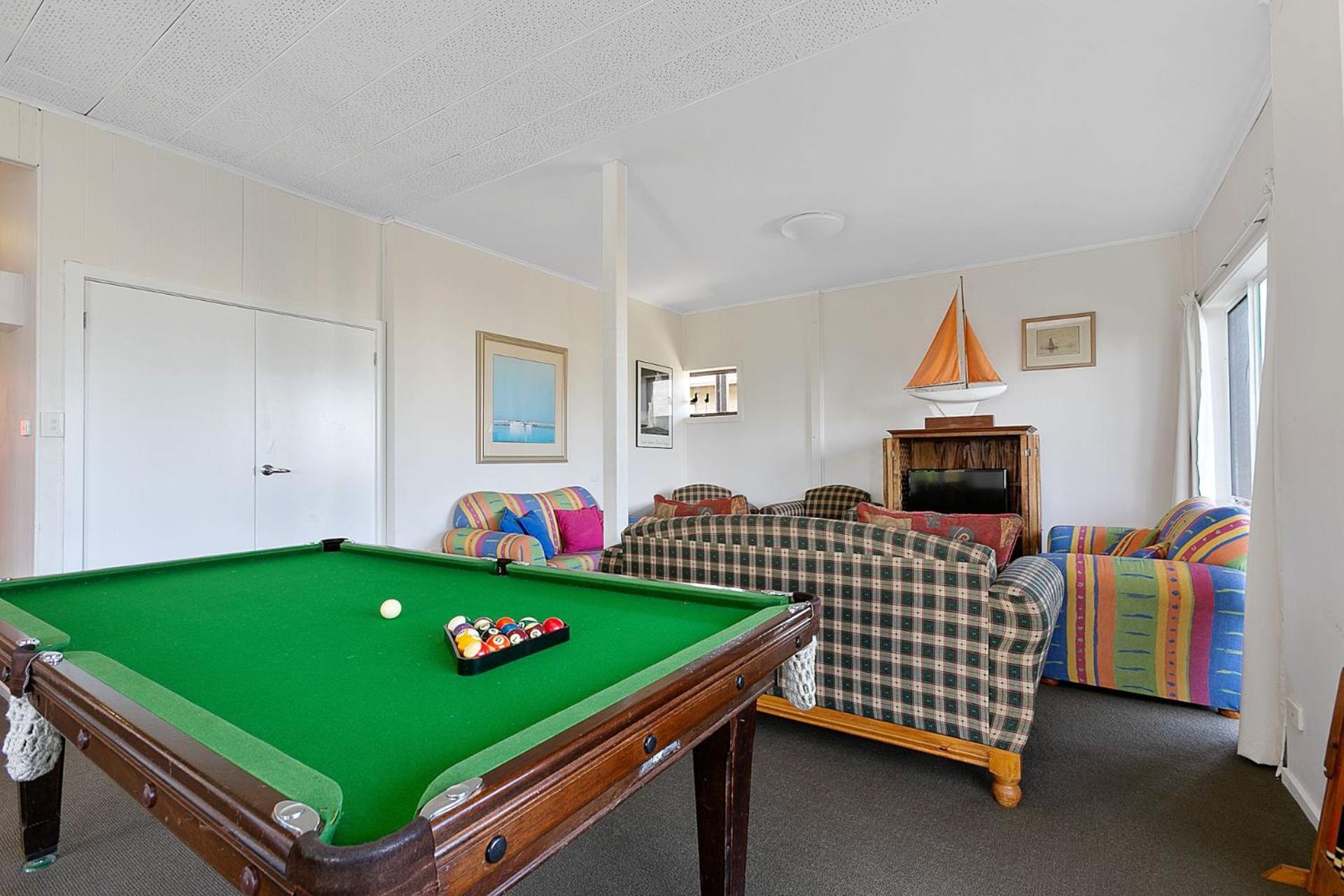 Six-Bedroom House photo 3